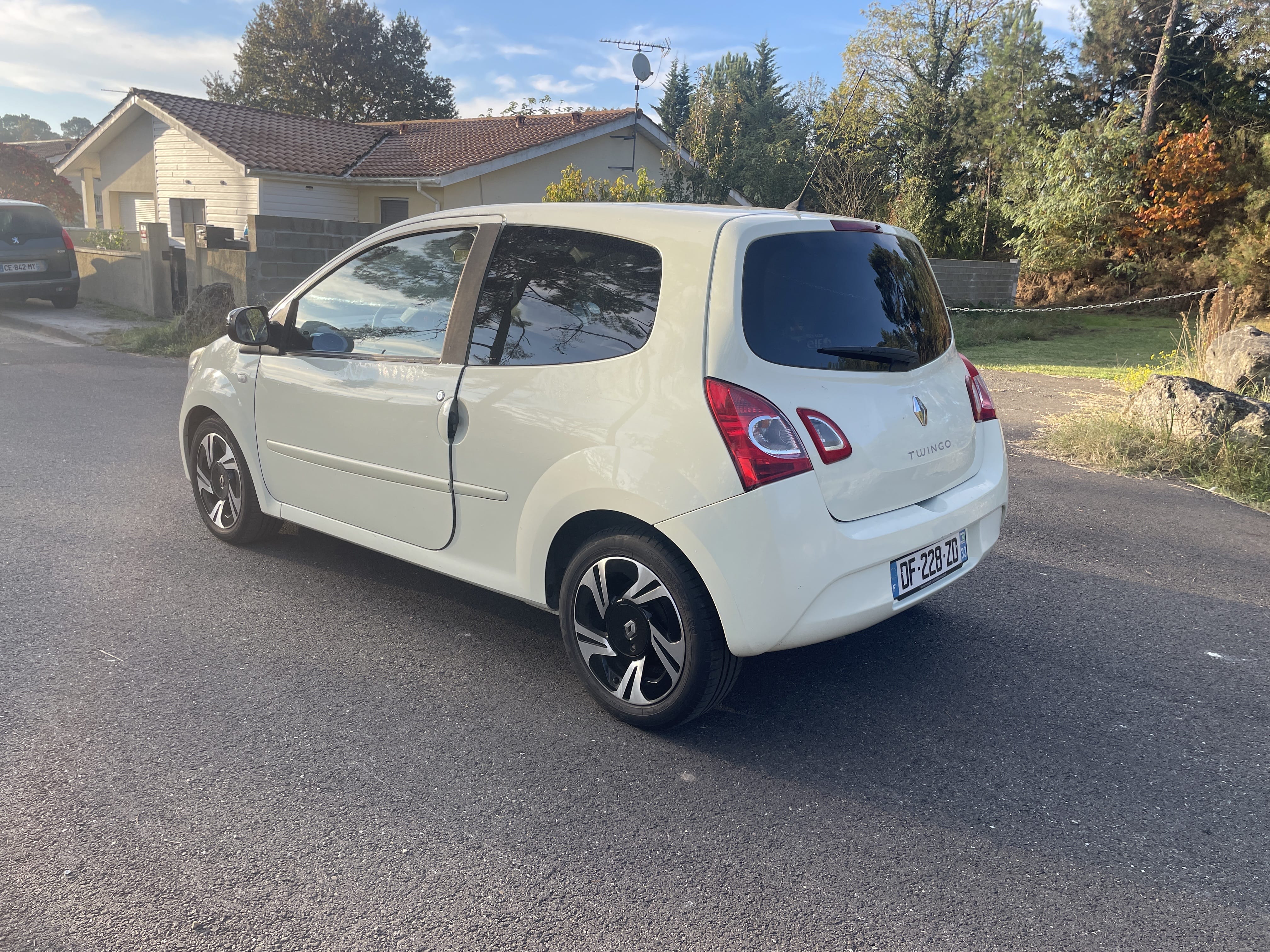 Renault Twingo II 1.2 essence 75 ch à Pessac & aéroport Bordeaux (réf BF228) avec Régulateur de vitesse