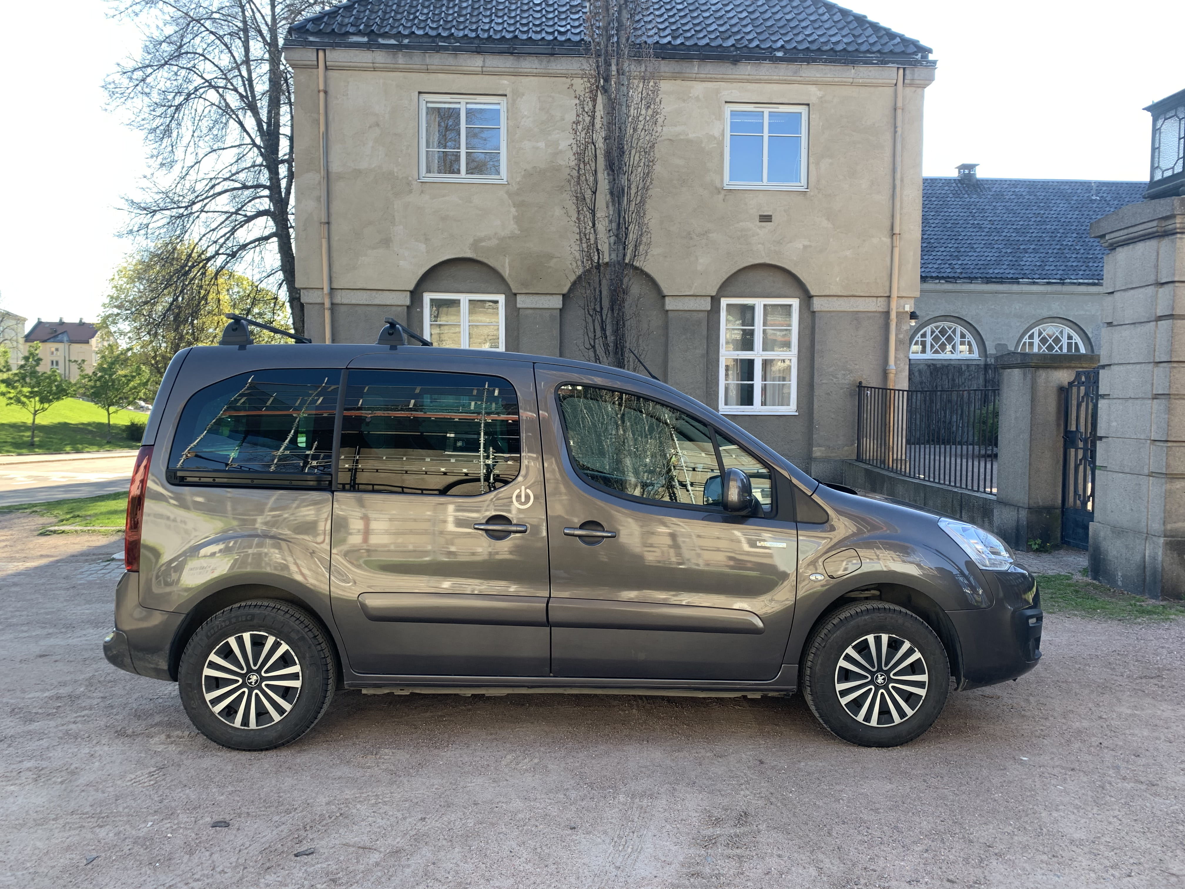 Peugeot Partner Tepee med Skistativ