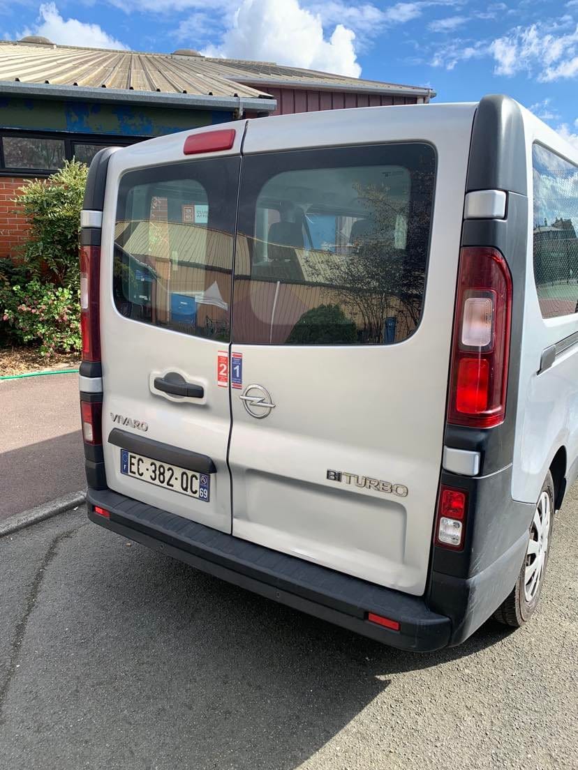 Opel Vivaro Combi avec GPS
