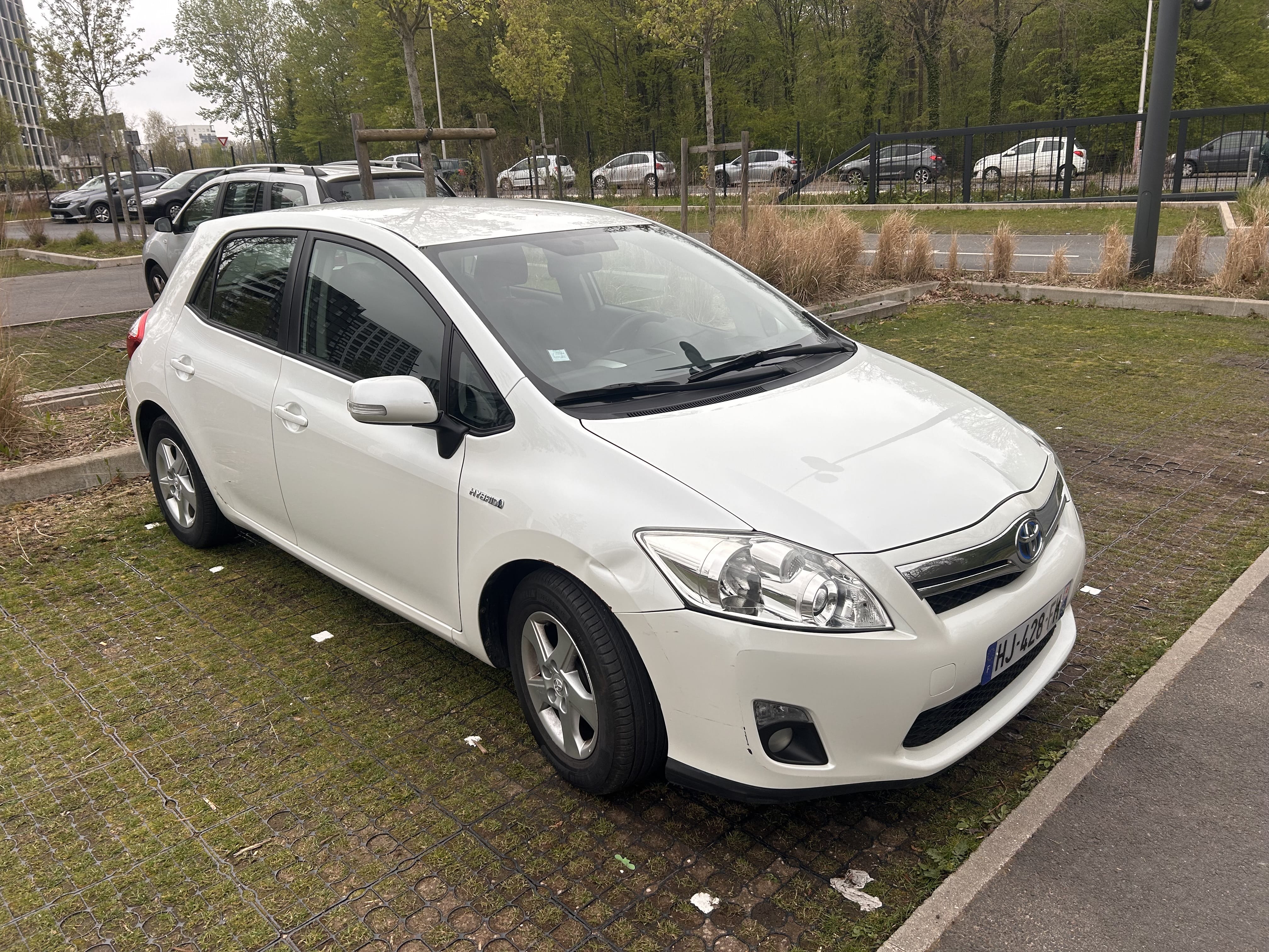 Toyota Auris, 2012, Essence 95 / Électrique (hybride), automatique