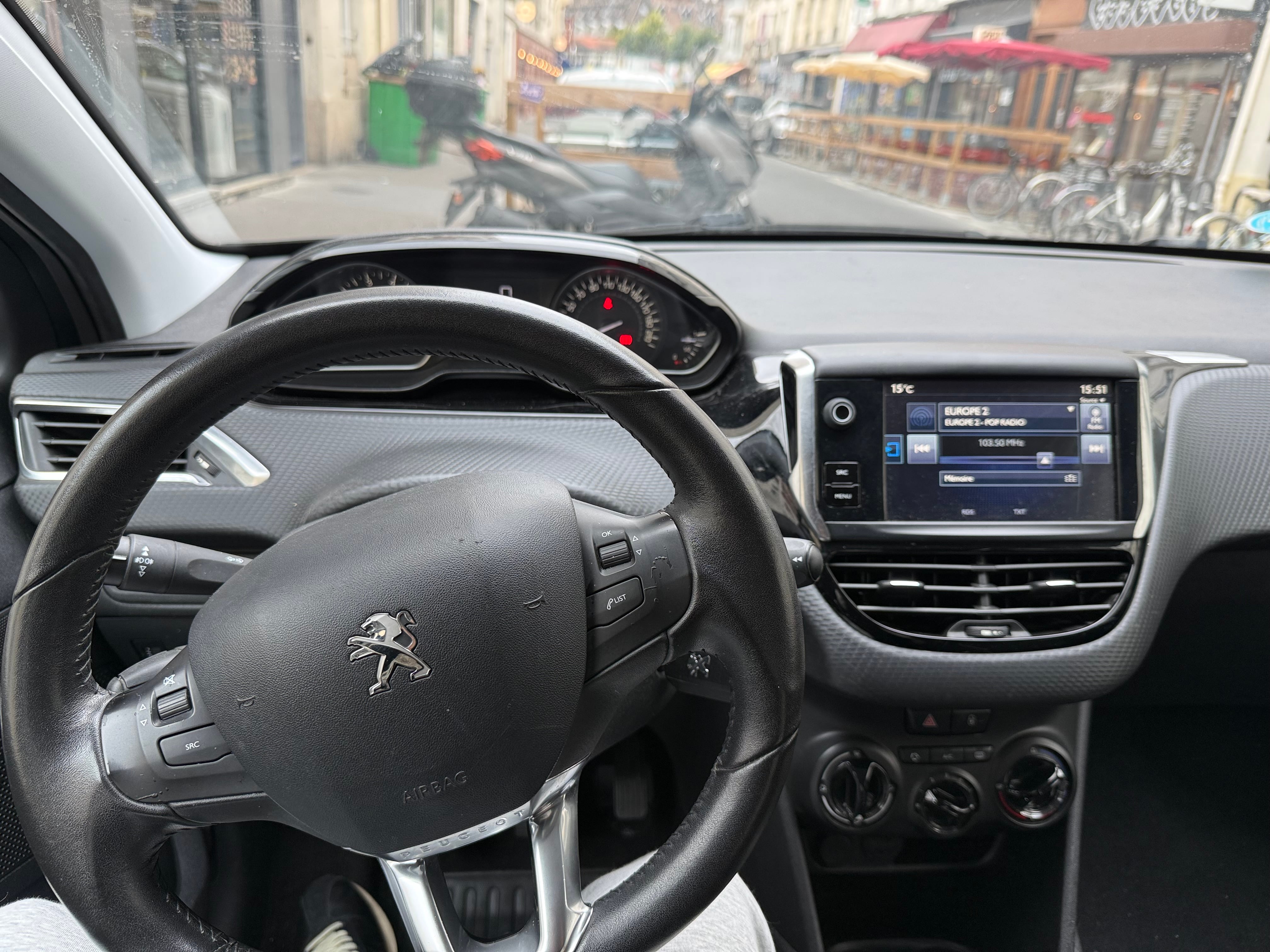 Peugeot 208 mit USB-Ladeanschlüsse