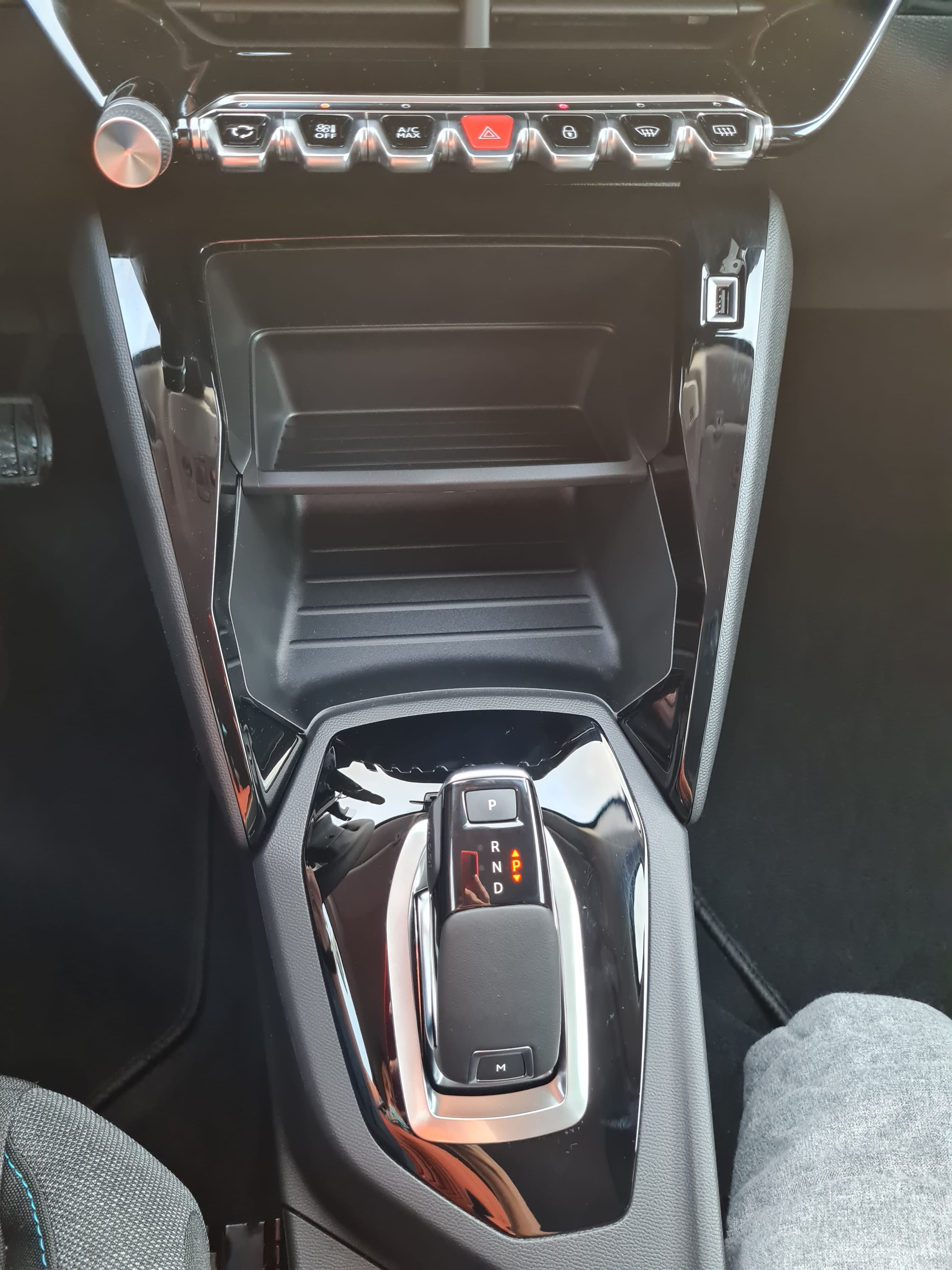 Peugeot 208 Style Boite Auto (GC942) (Clim, Connectivité smartphone, Camera recul, ...) # avec Audio Bluetooth