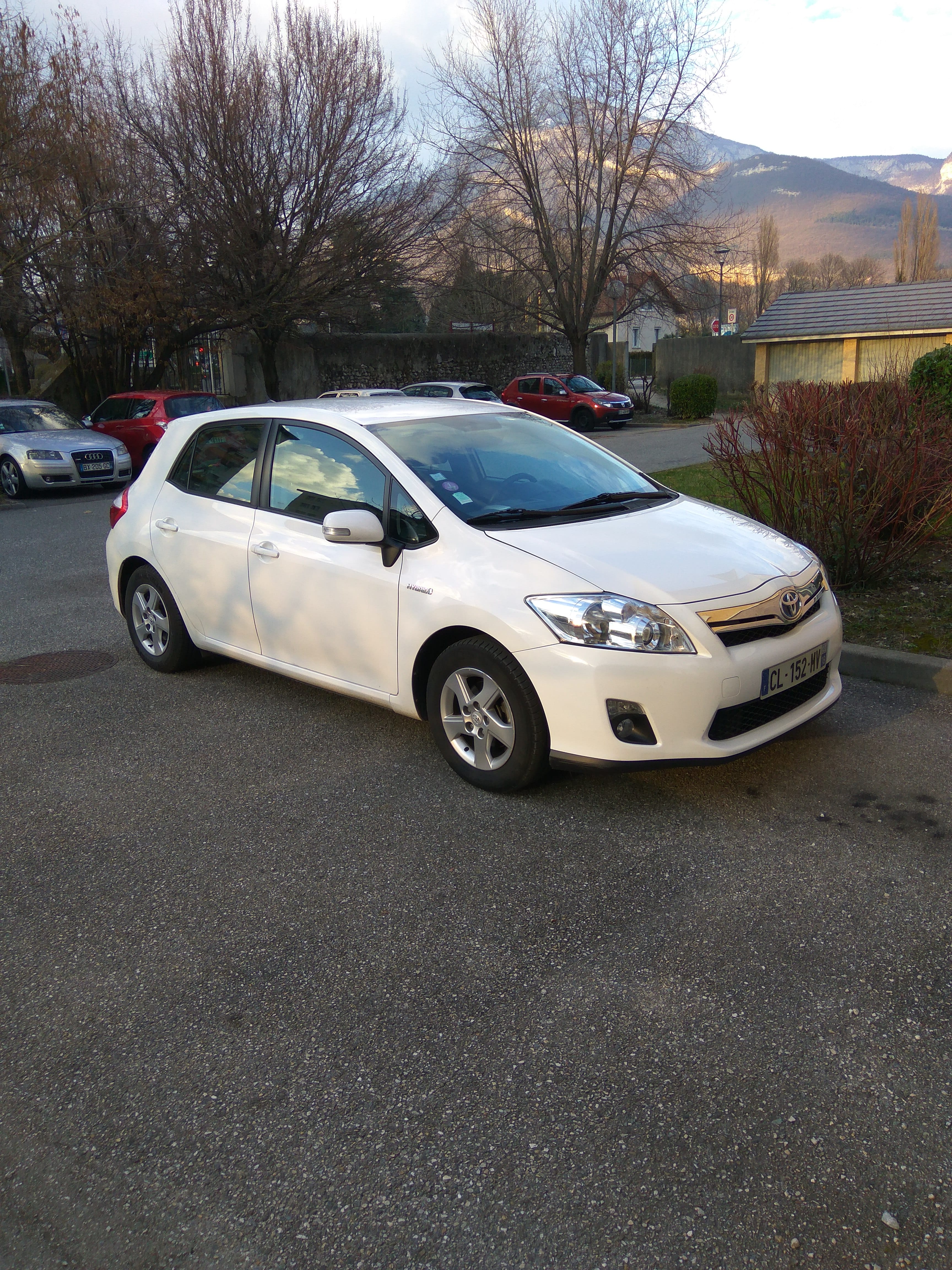Toyota Auris 136h hybride, 2012, Essence 95 / Électrique (hybride), automatique