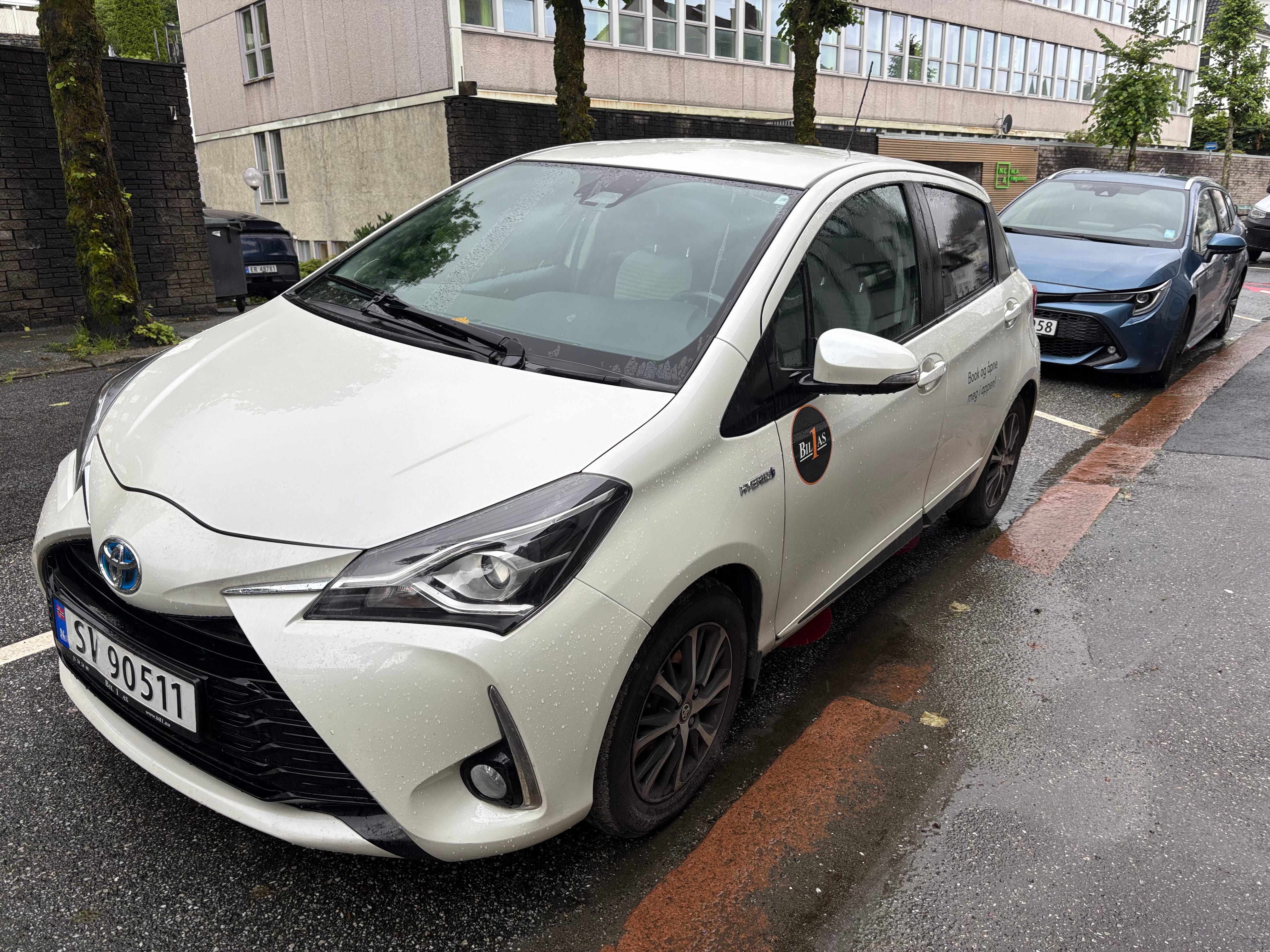 Toyota Yaris Hybrid Bensin 5 seter Automat avec Audio Bluetooth