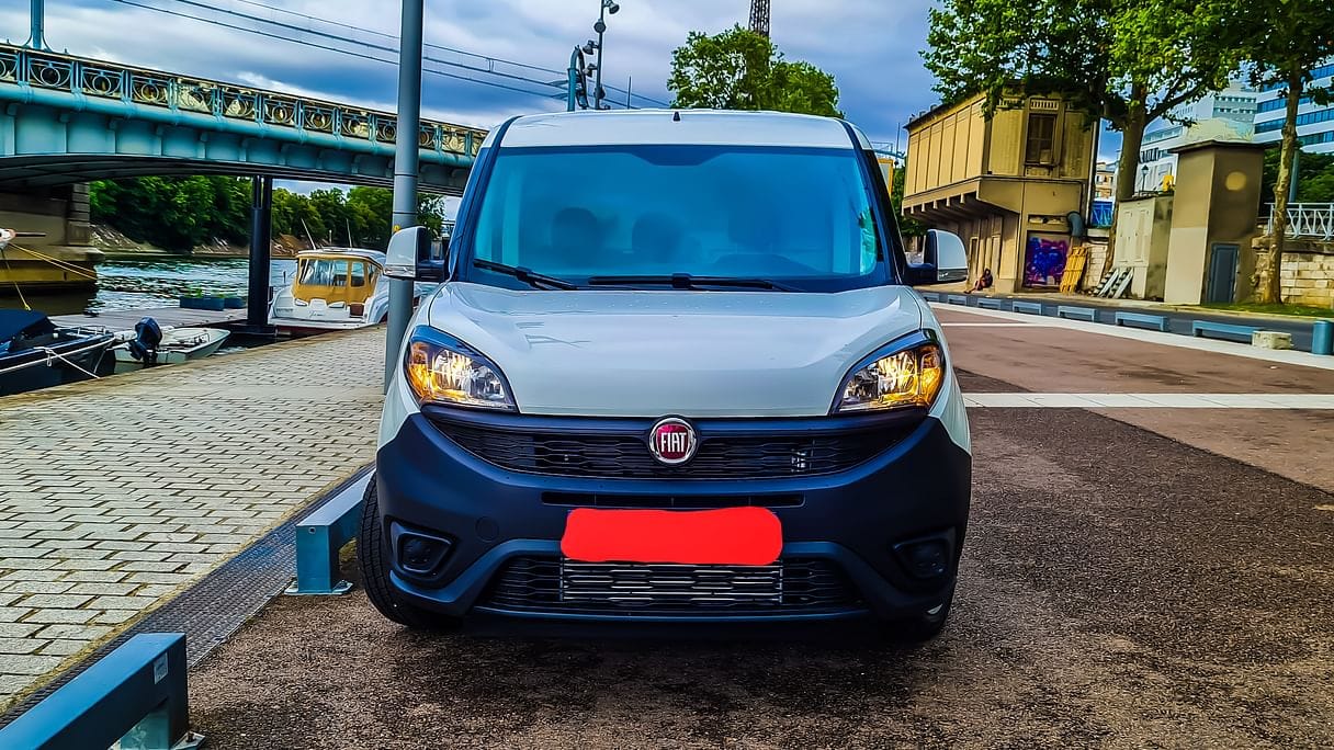 Fiat Doblo Cargo Maxi (=rallongé) essence/GNV (GC947) (clim, 3 places, GPS, USB,  ...) avec Climatisation