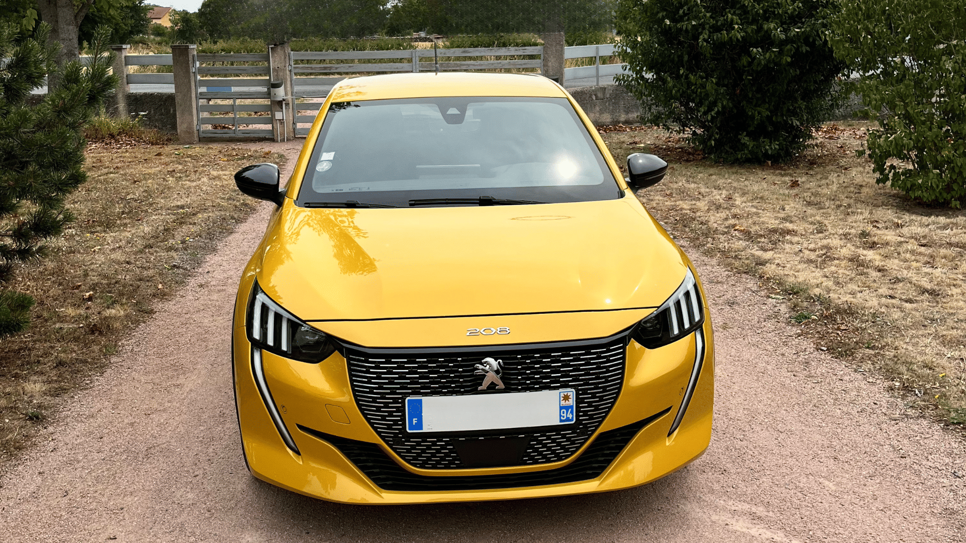 Peugeot 208 GT Line  Boîte Auto •  CarPlay avec Apple CarPlay