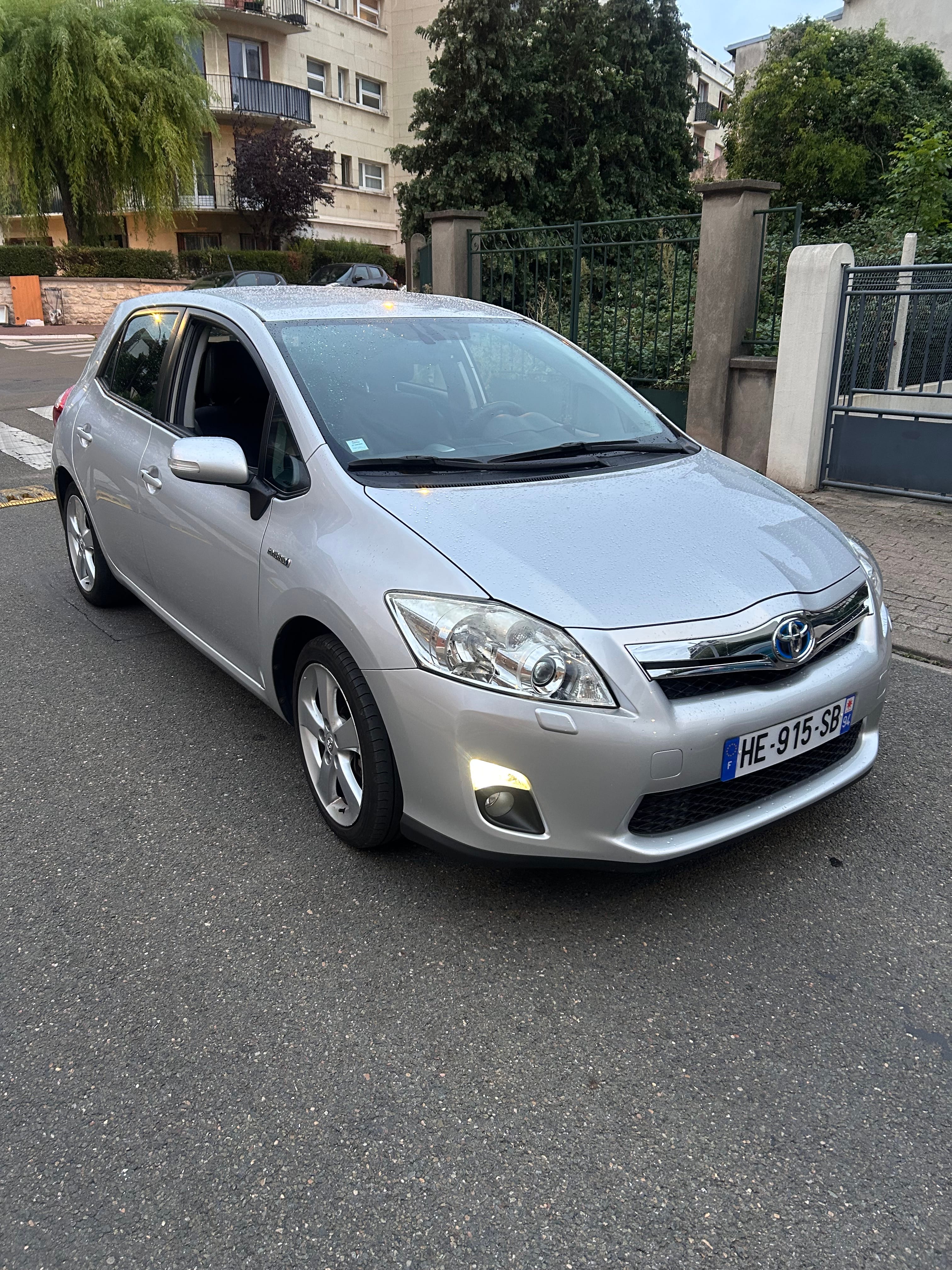 Toyota Auris, 2011, Essence 98 / Électrique (hybride), automatique