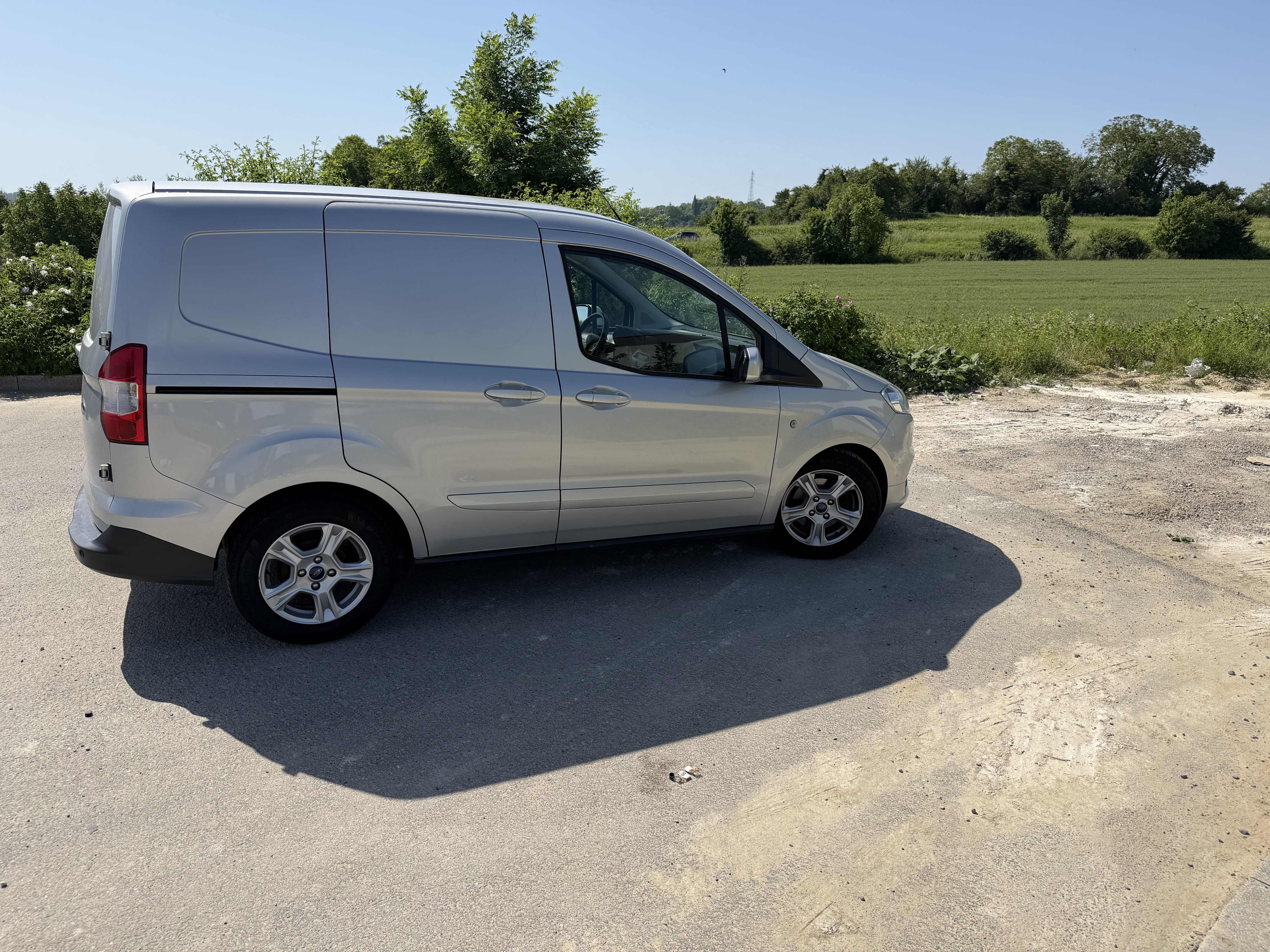 Ford Transit Courier Fourgon avec Apple CarPlay