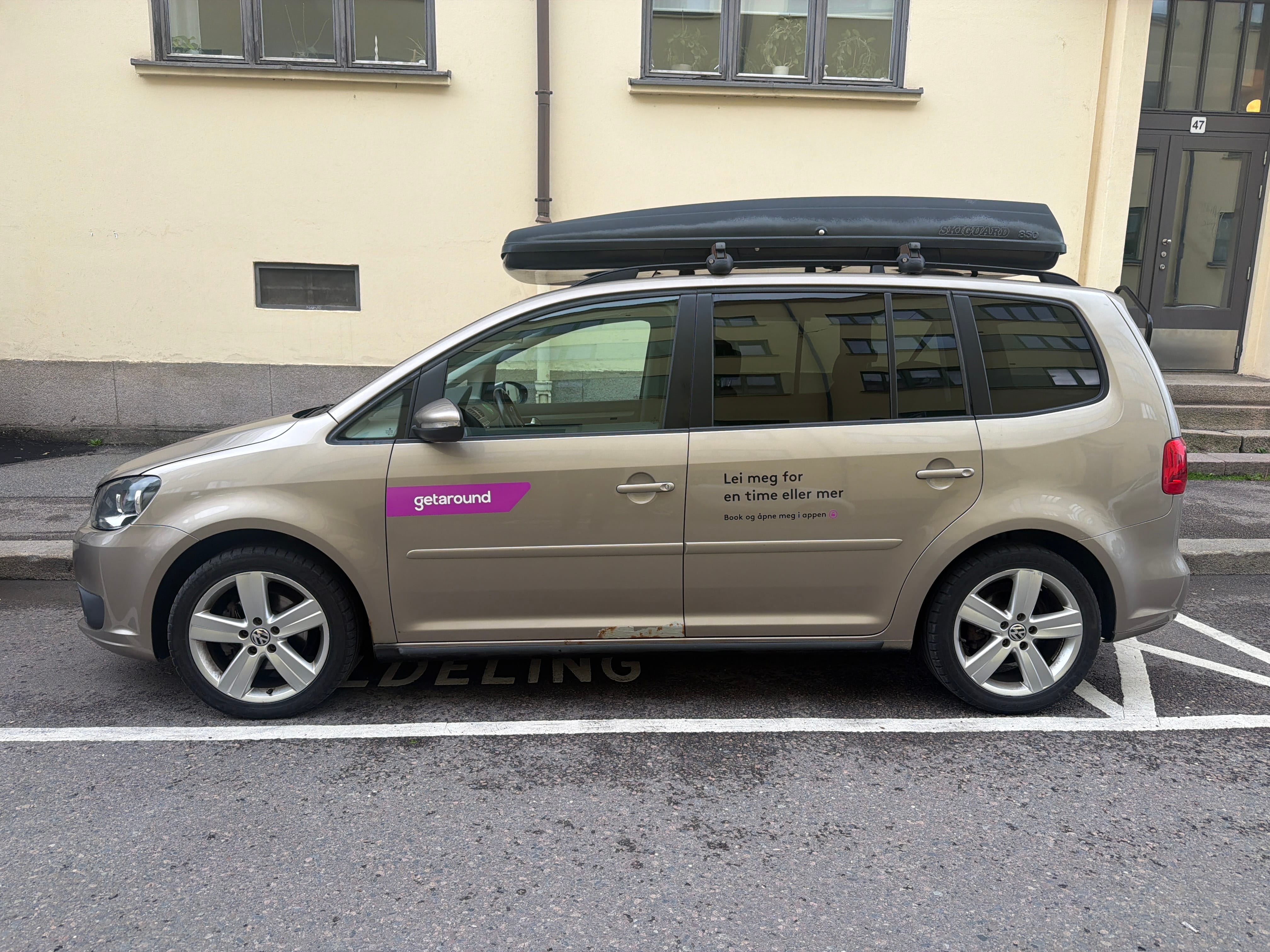 Volkswagen Touran with Air conditioning