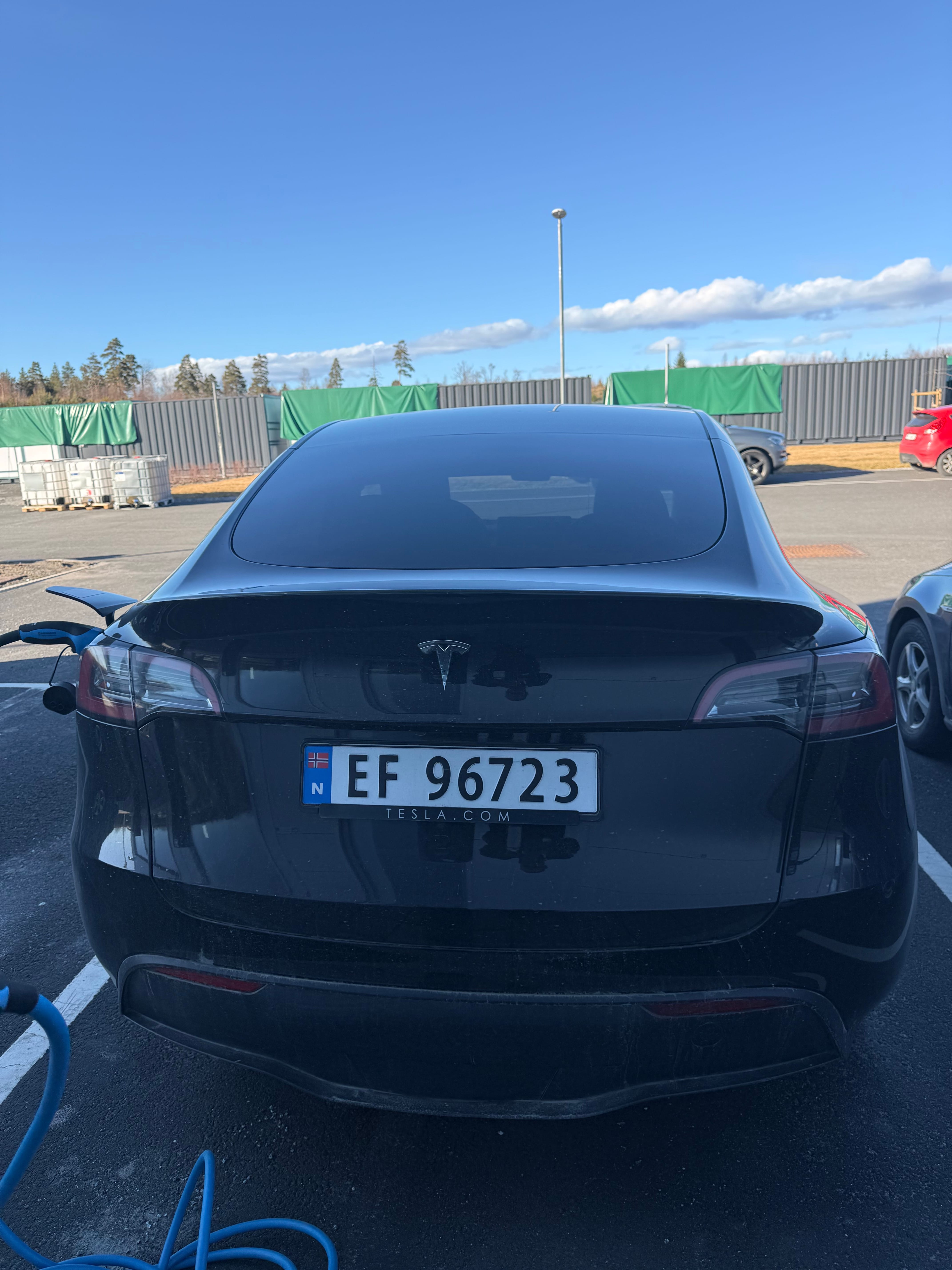Tesla Model Y Standard Range med USB ladeuttak