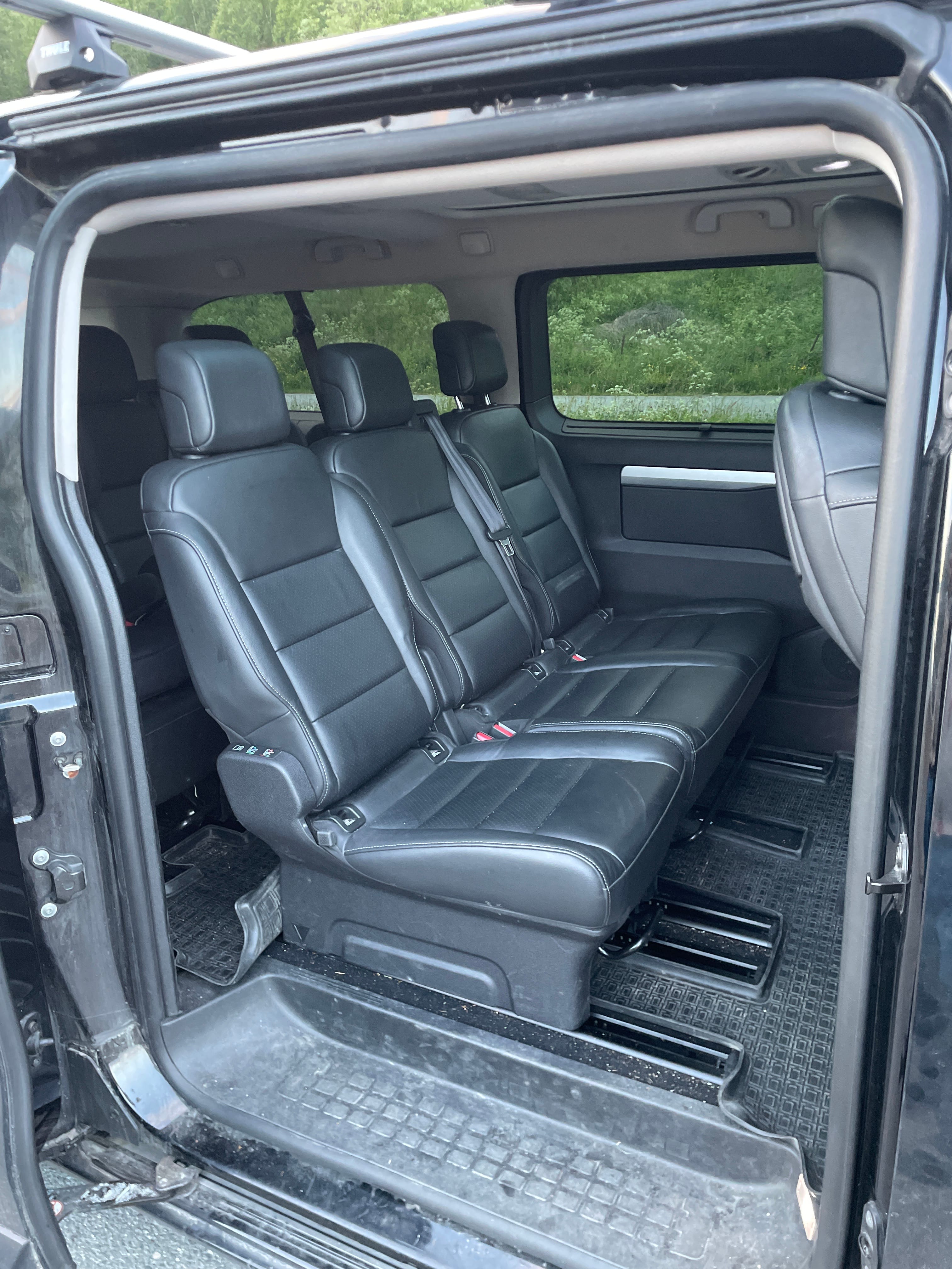 Peugeot E-Traveller med Babysete