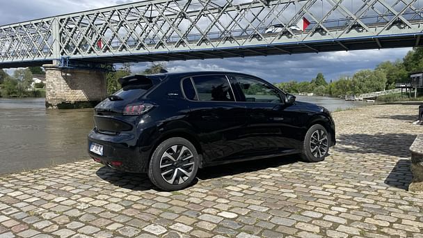 Peugeot 208 Louez la Peugeot 208 GT-Line – Sportivité, Technologie & Confort à Bordeaux ! avec Climatisation