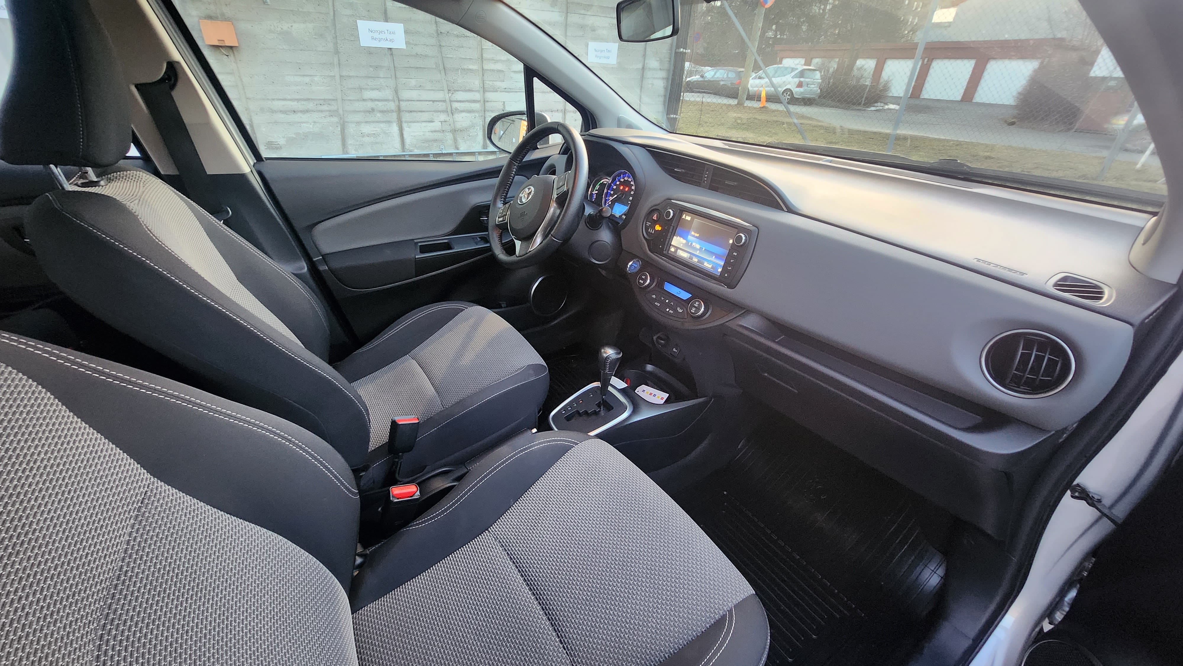 Toyota Yaris Hybrid 1,5 Bensin/Hybrid, Automat, inkl. Beboerkort sone parkering med Lydinngang