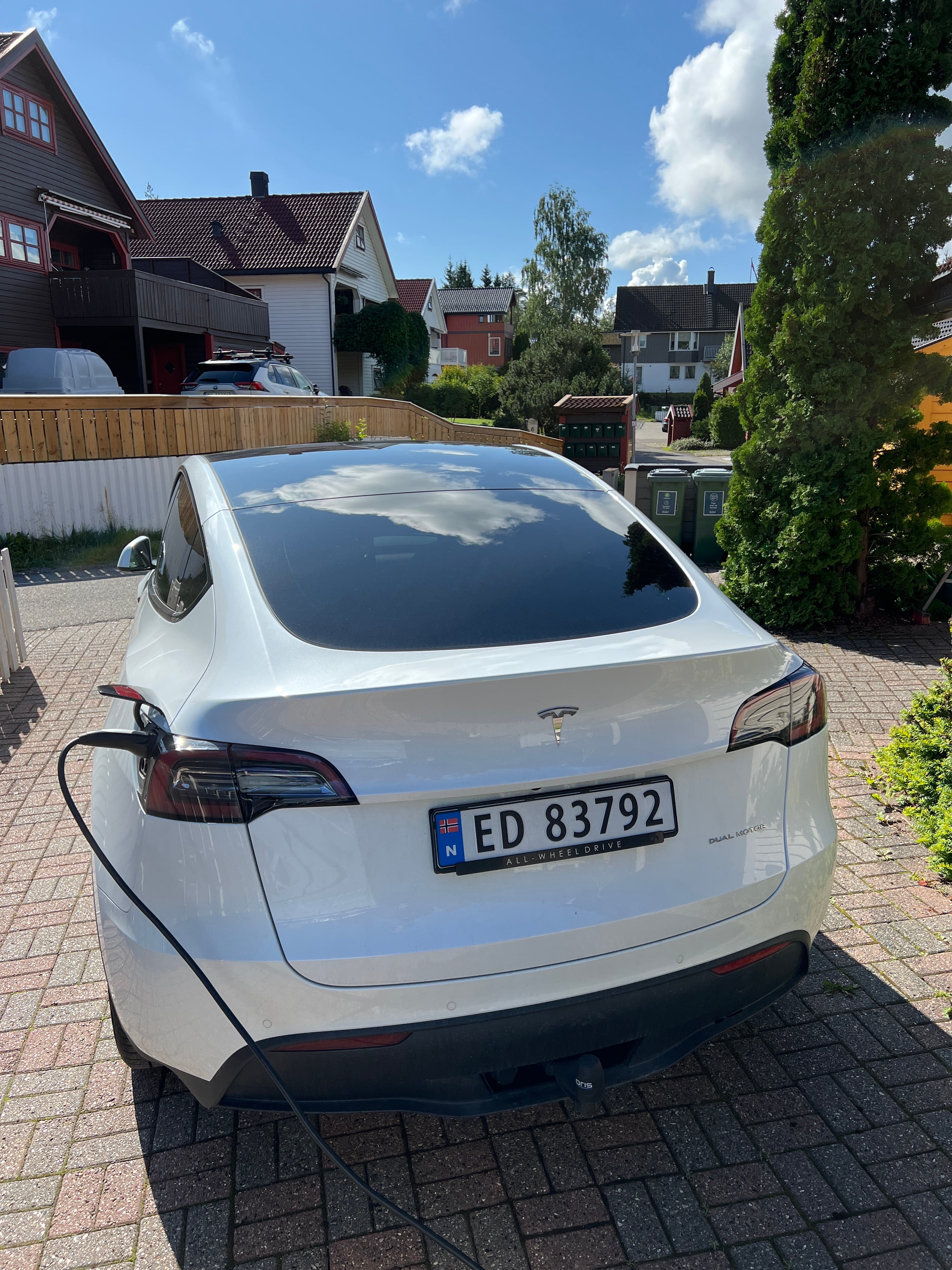 Tesla Model Y med Cruisekontroll