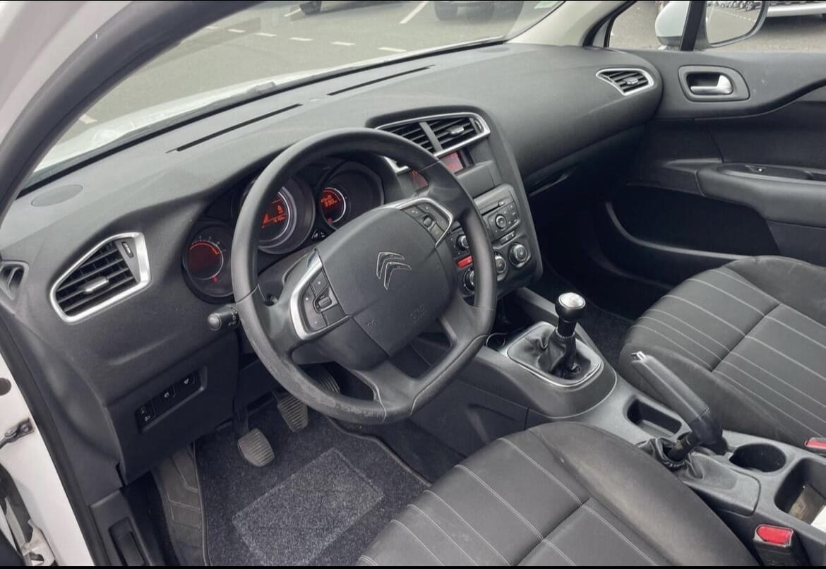 Citroen C4  Confortable berline avec Pneus neige