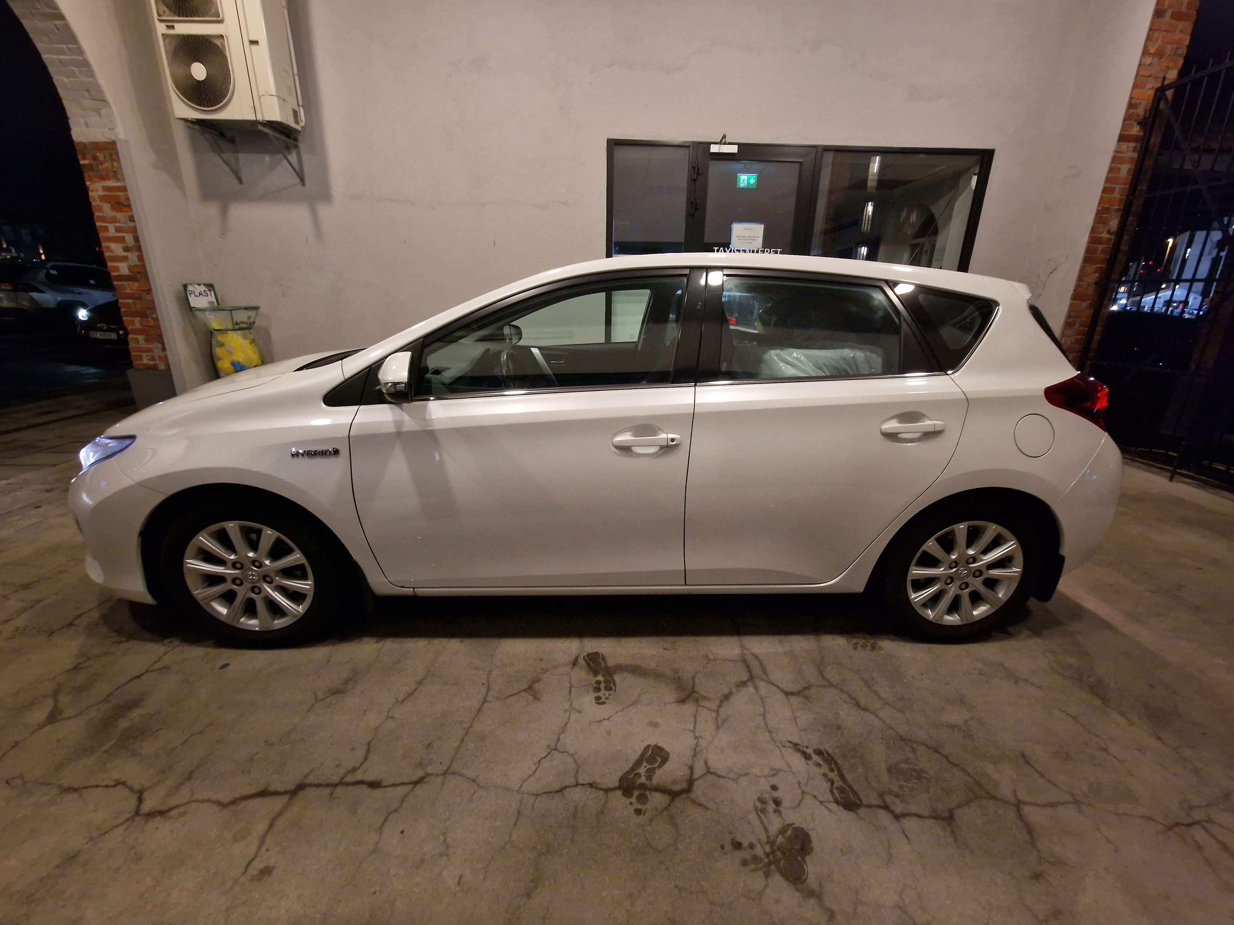 Toyota Auris 1,8 Hybrid, Automat with Air conditioning
