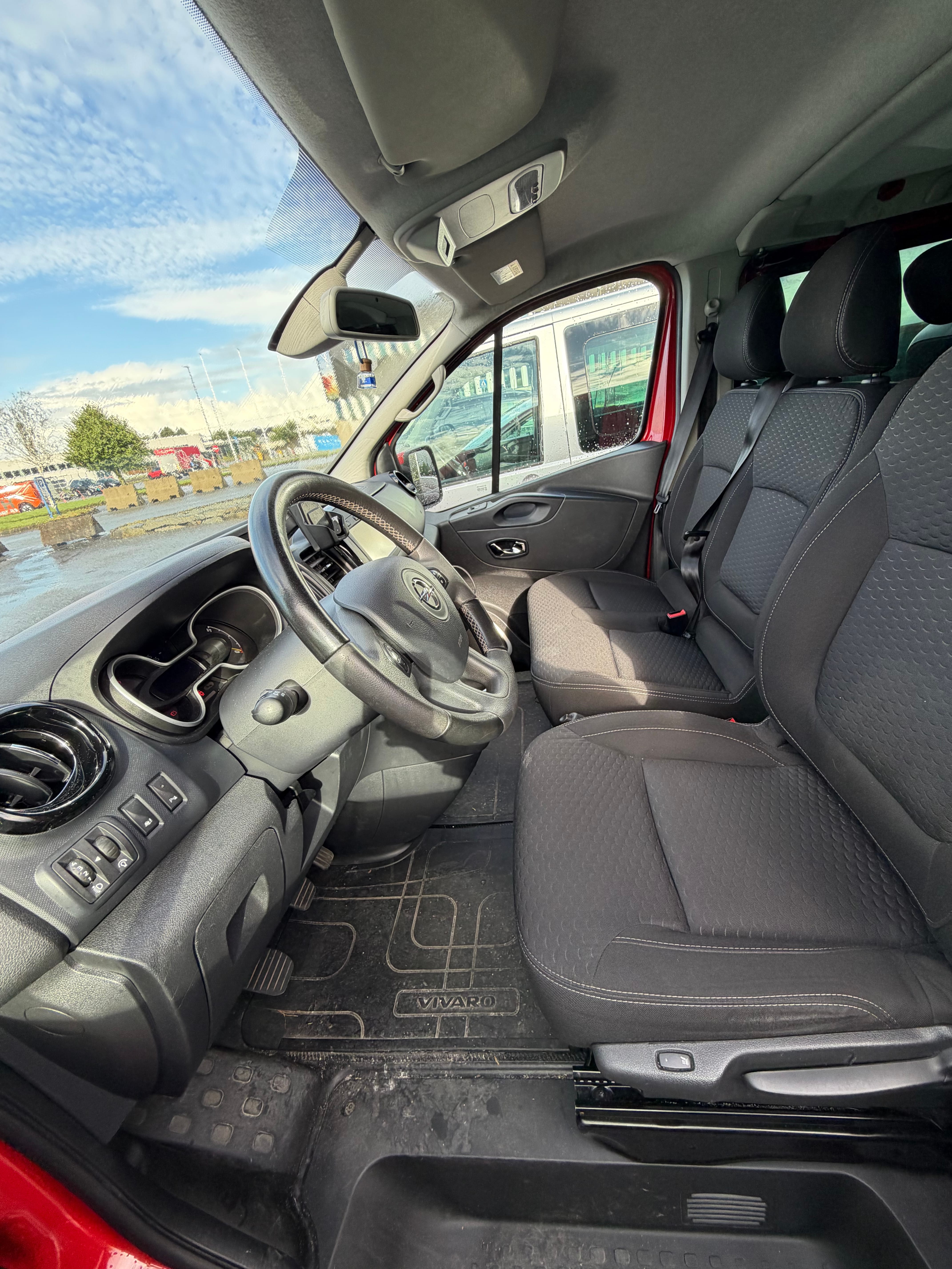 Opel Vivaro Minibuss med Bilradio