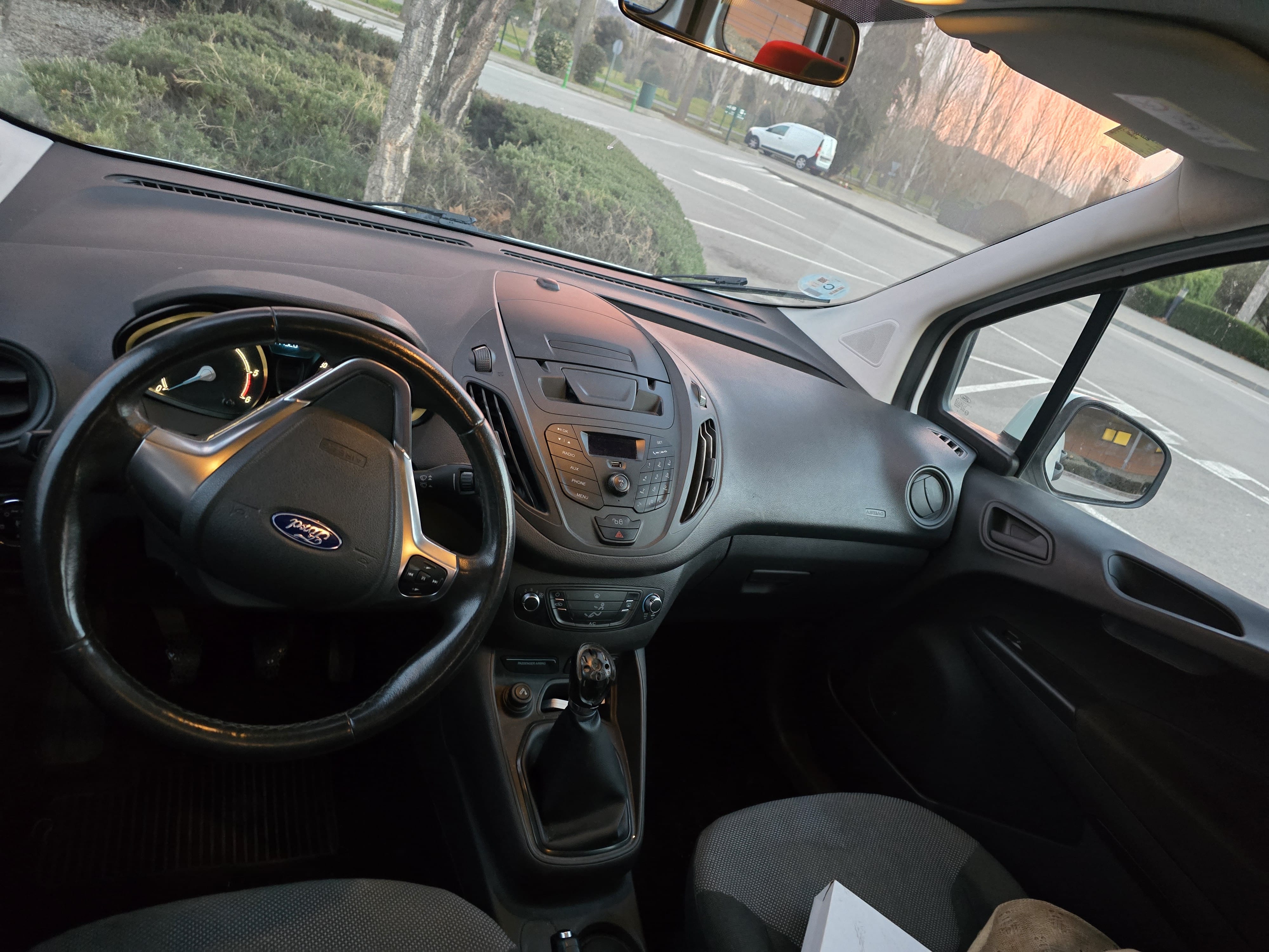 Ford Transit Courier Furgoneta mit Kindersitz