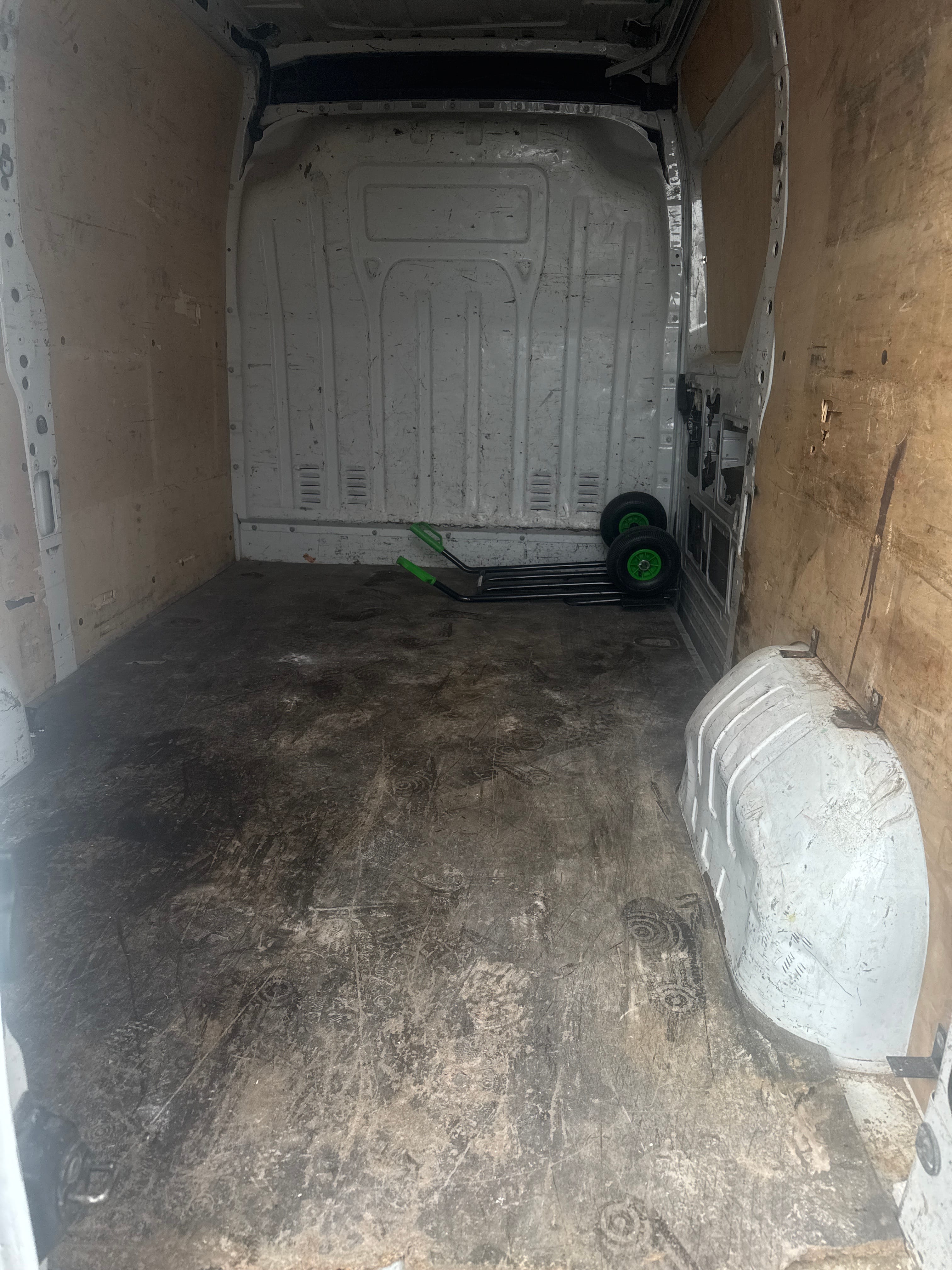 Nissan NV400 avec Coffre de toit