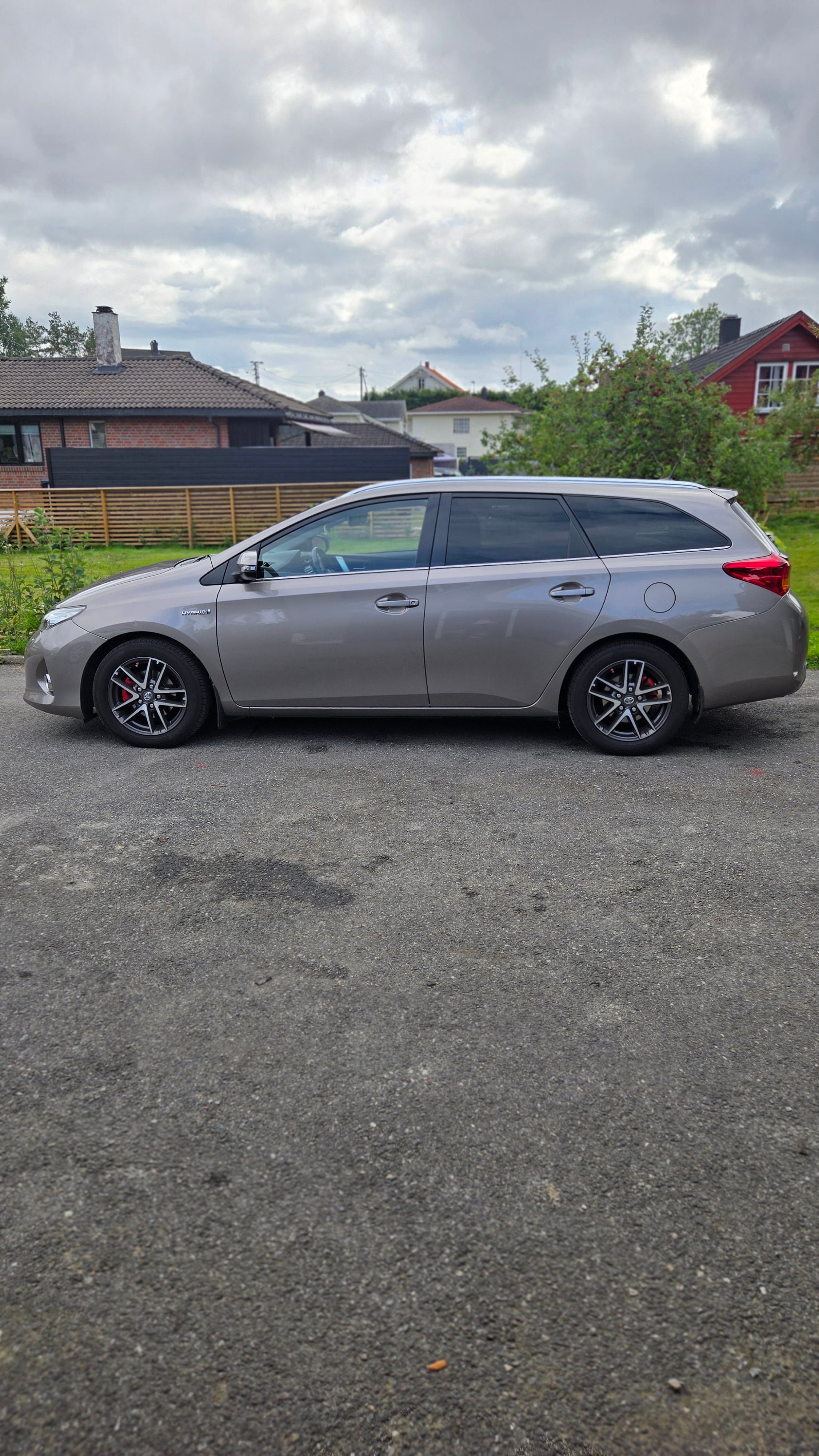 Toyota Auris Stasjonsvogn 1,8 stasjonsvogn, Bensin/Hybrid, Automat, inkl beboerkort parkering med Aircondition