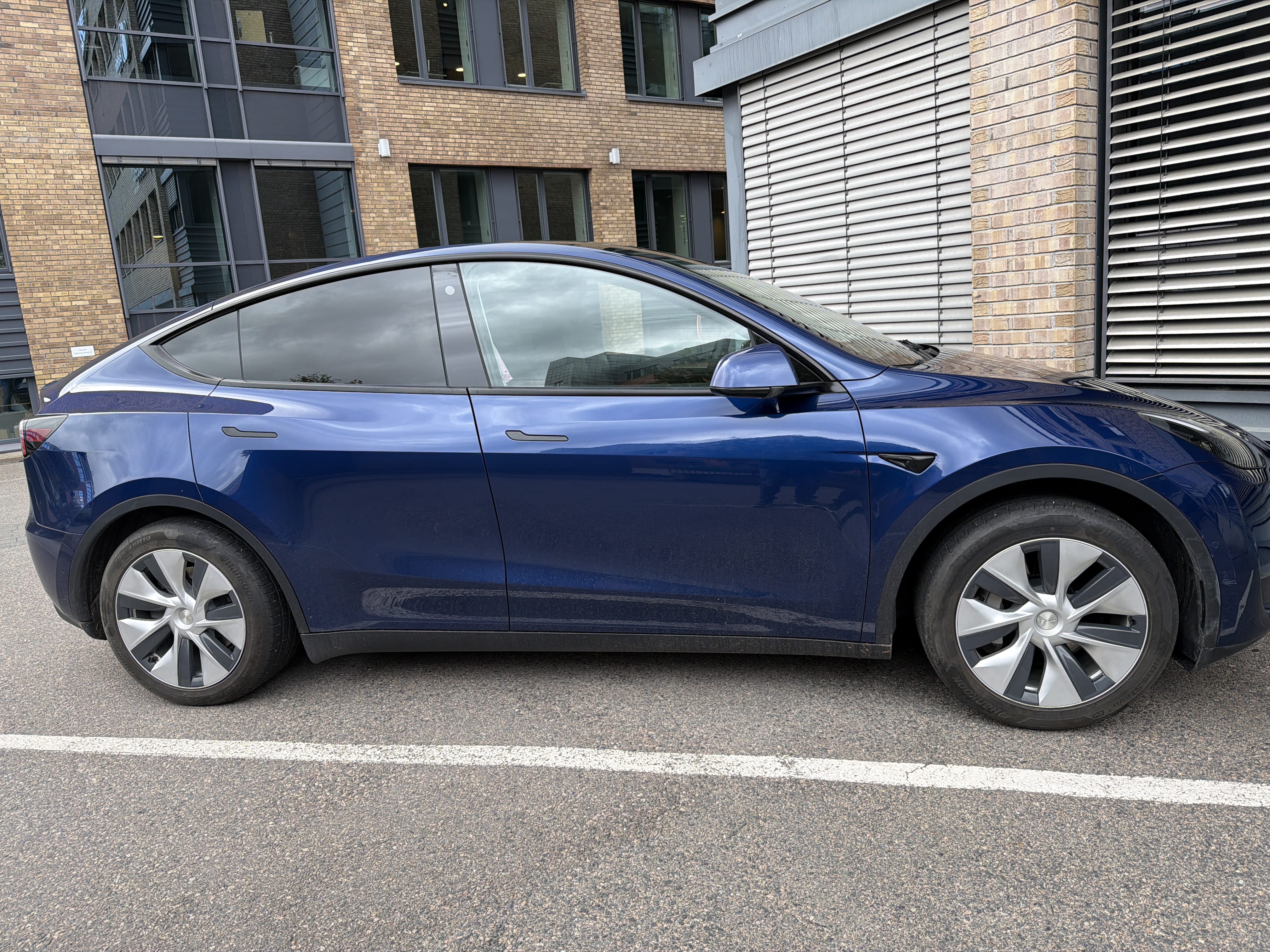 Tesla Model Y med Cruisekontroll