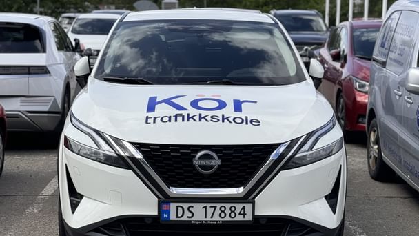 Nissan Qashqai med ekstra pedaler til øvelseskjøring med Aircondition