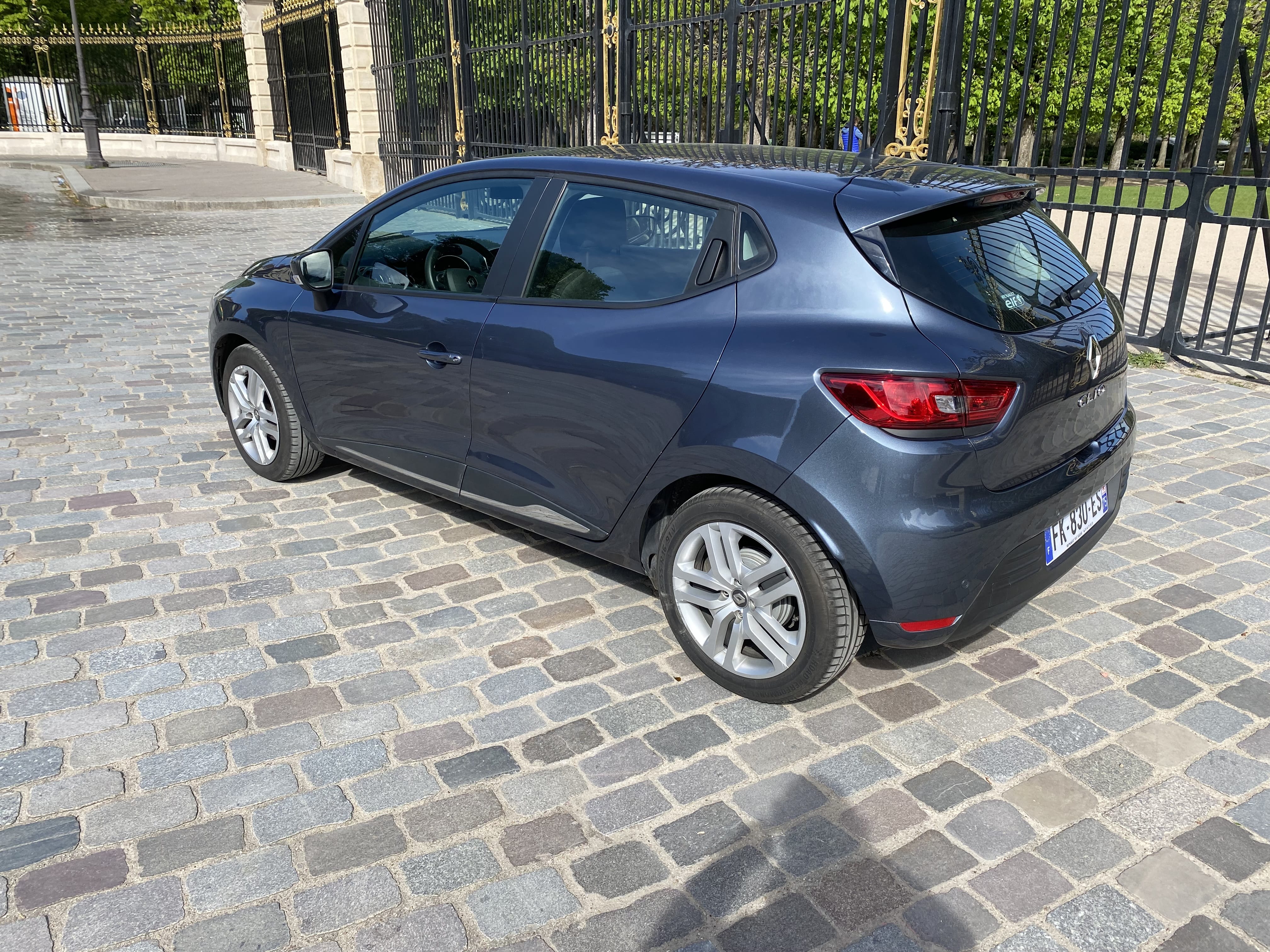 Renault Clio  90 cv / métro ligne 2 / Bluetooth avec GPS