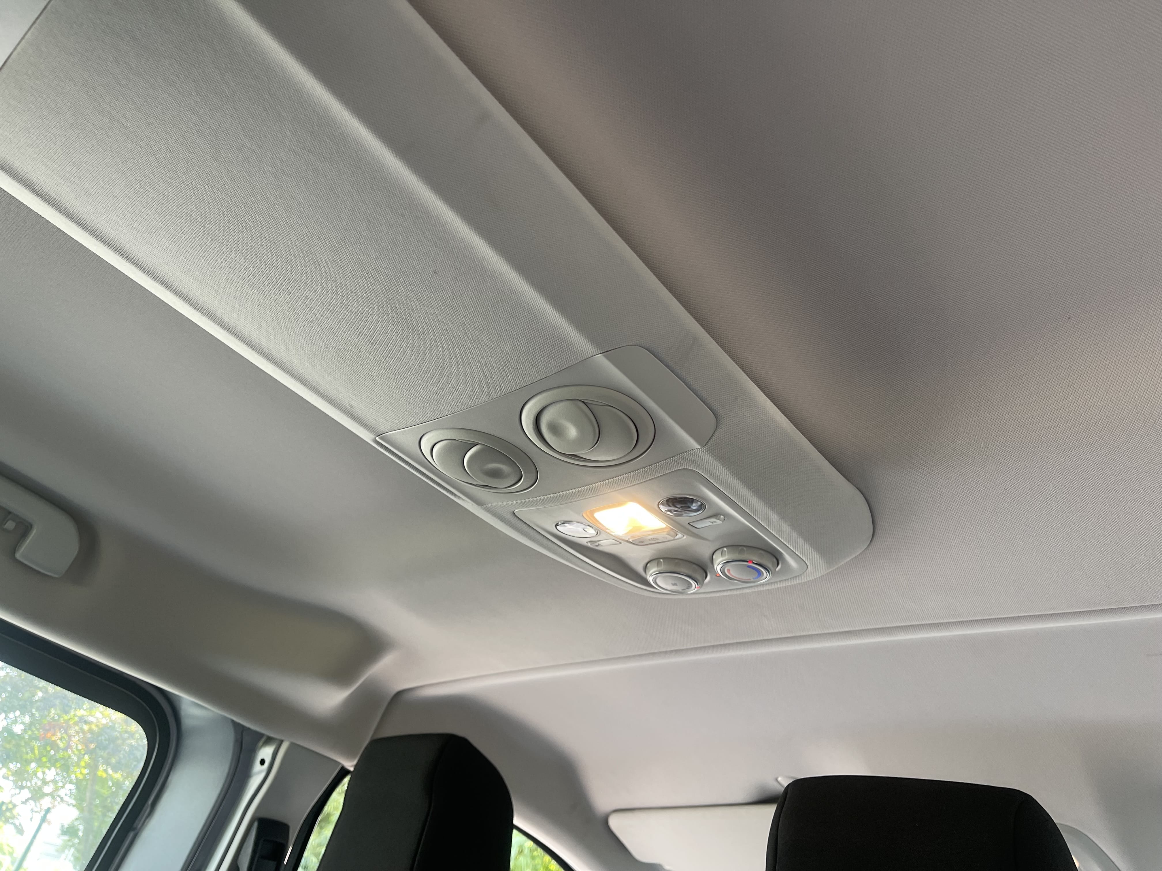 Peugeot Expert Combi mit Kindersitz