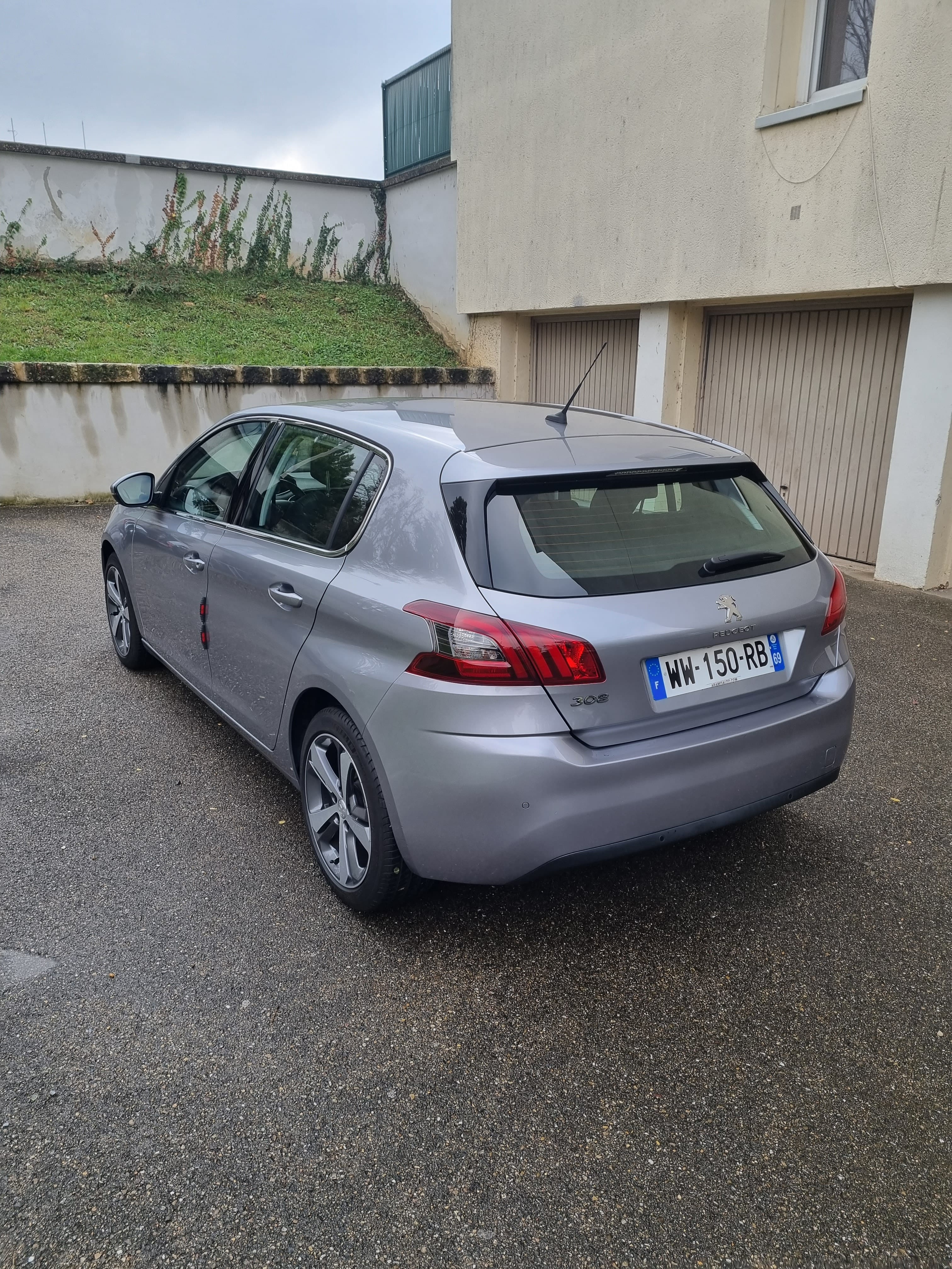 Peugeot 308 Etat neuf avec GPS