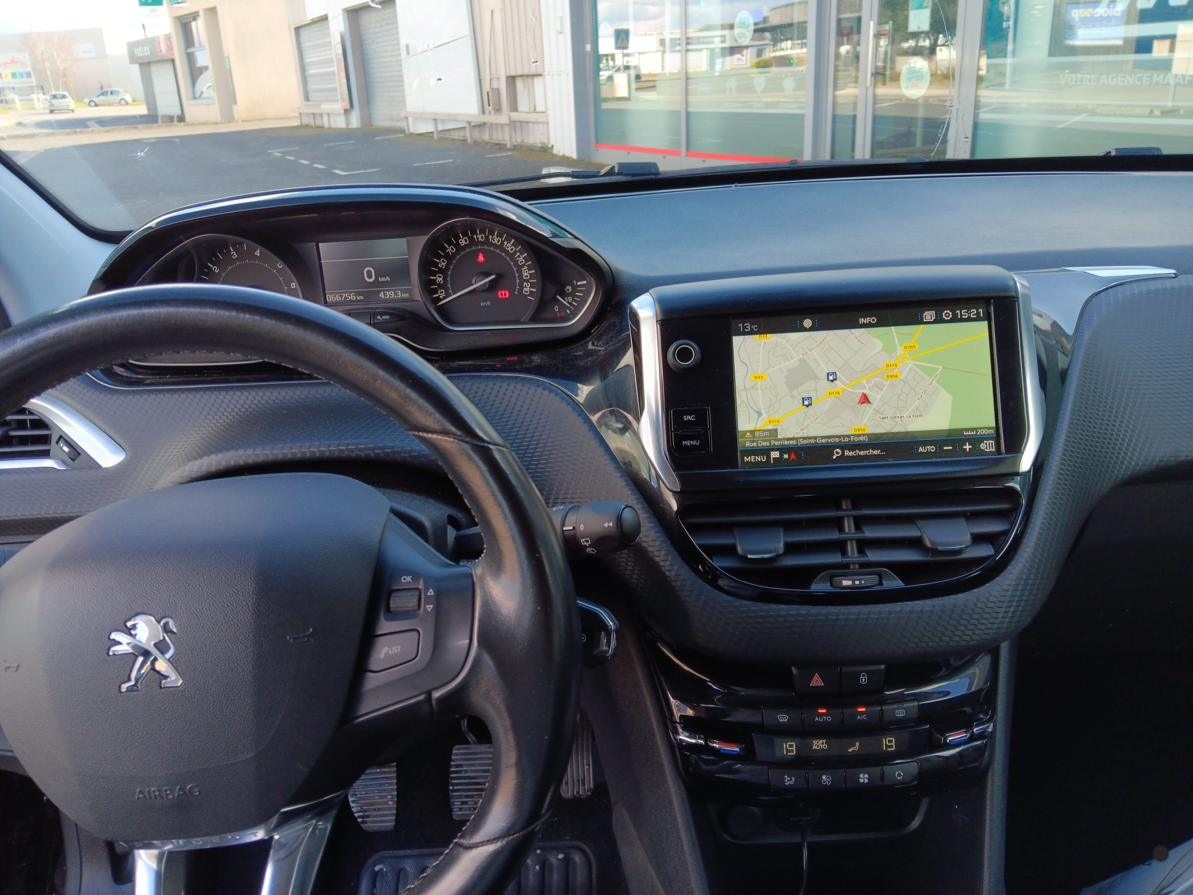 Peugeot 208 avec Apple CarPlay