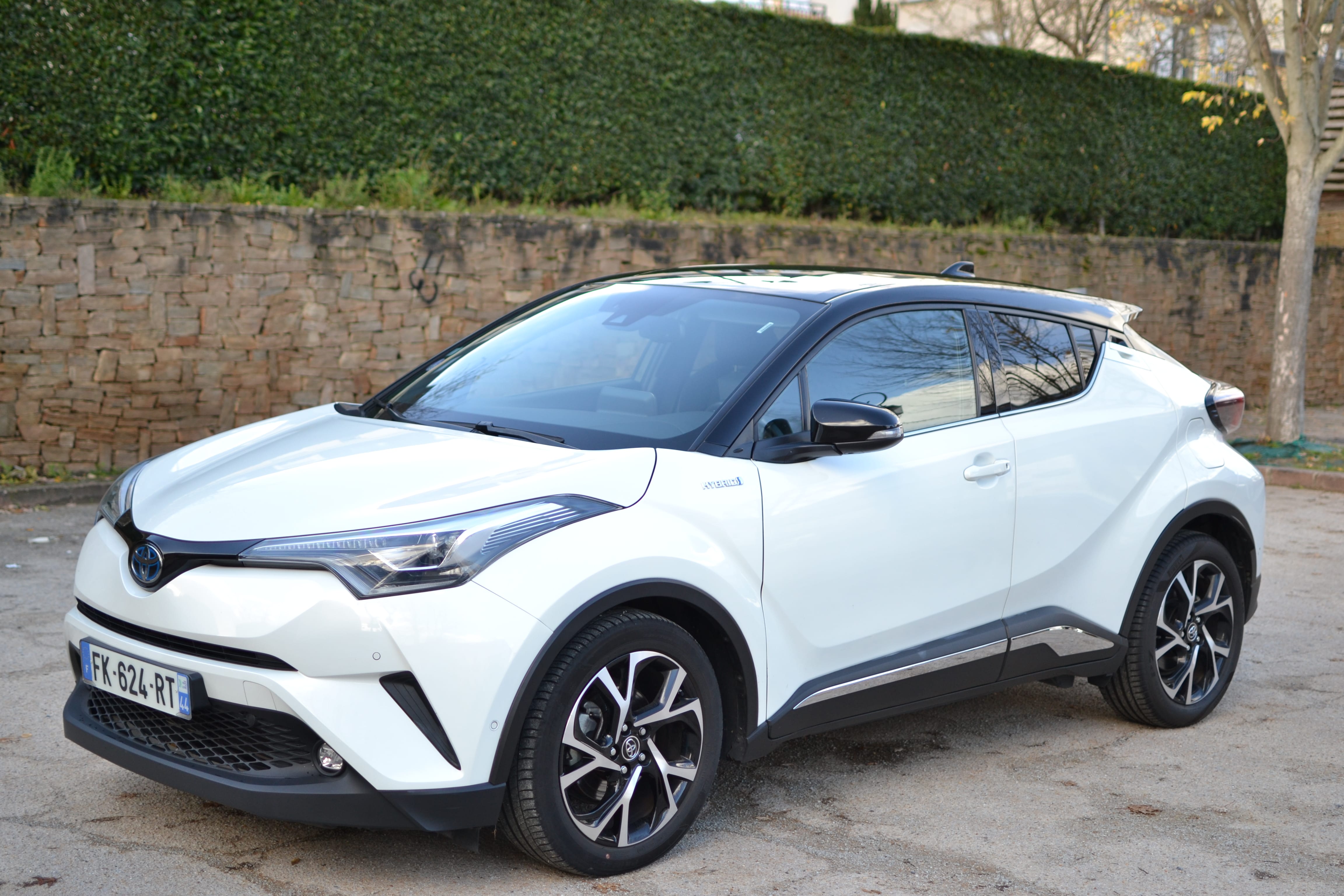 Toyota C-HR, 2019, Essence 95 / Électrique (hybride), automatique
