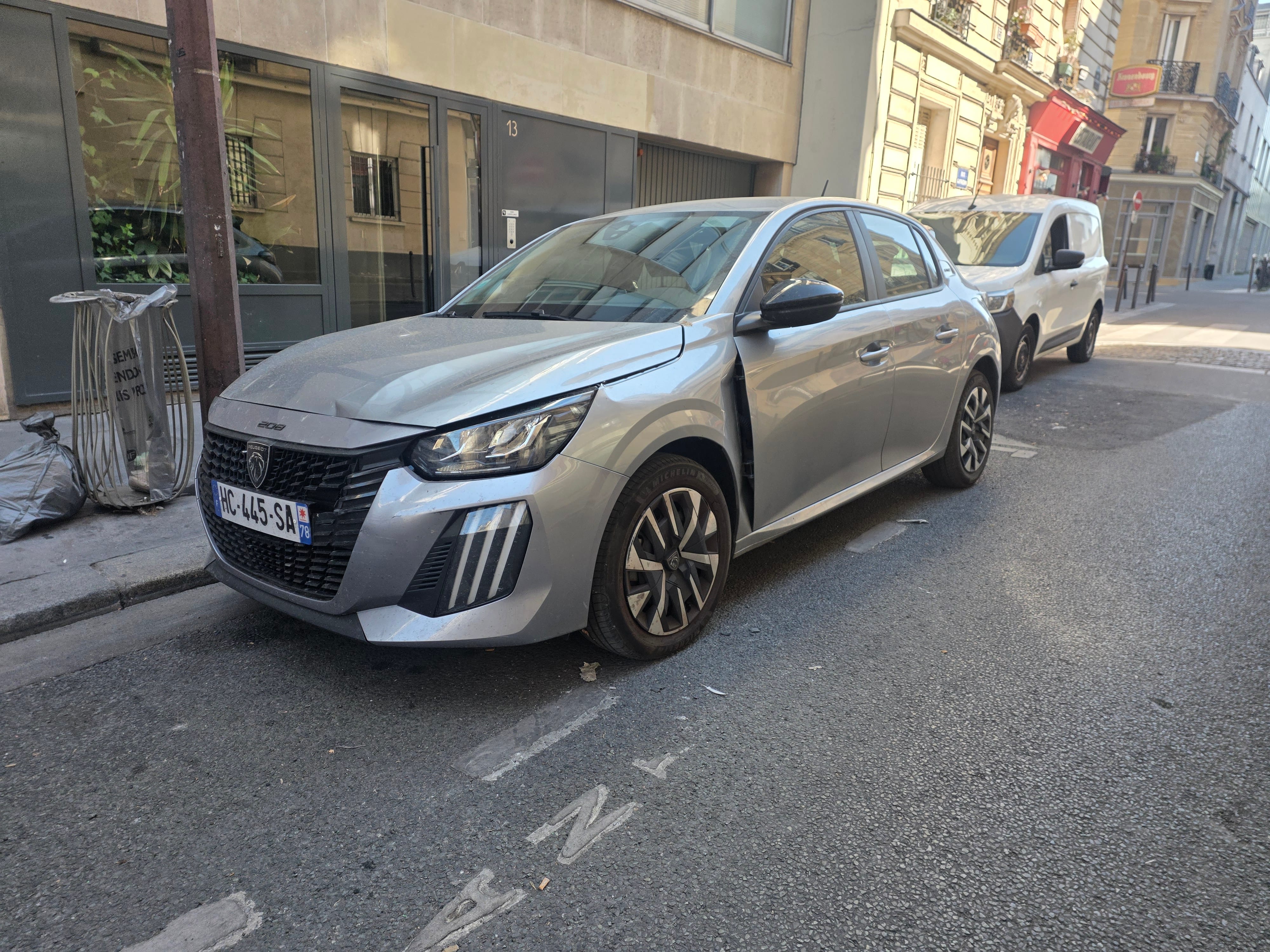 Peugeot 208, 2025, Essence 95 / Électrique (hybride), automatique
