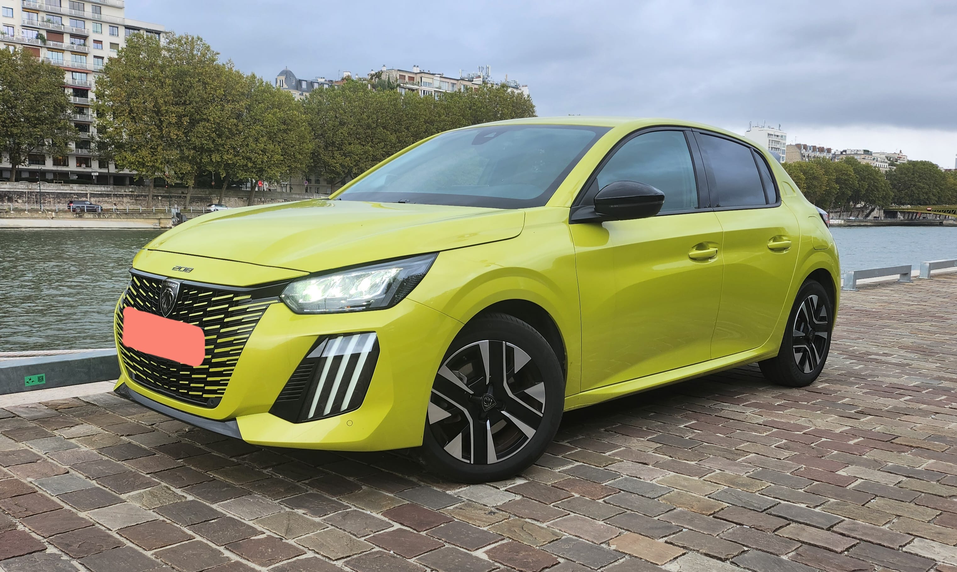 Peugeot 208 HYBRIDE (GV823EF) (Clim, Connectivité Smartphone, charge induction, ...), 2024, Essence 98, automatique