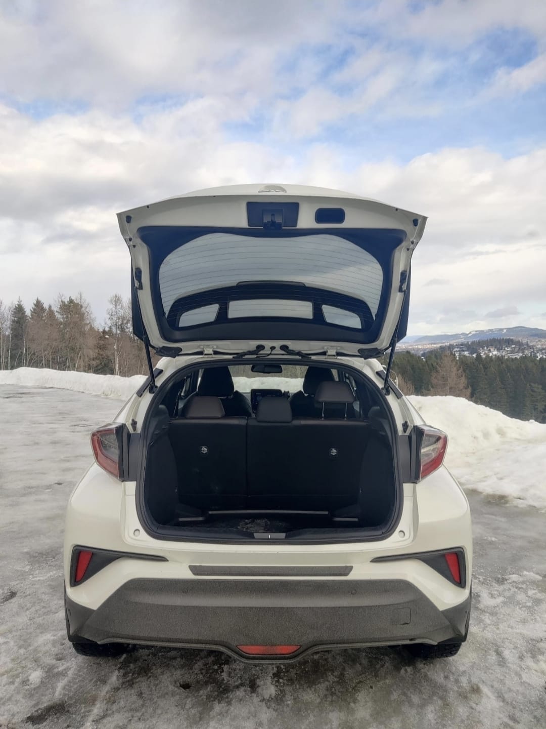 Toyota C-HR Hybrid med Cruisekontroll