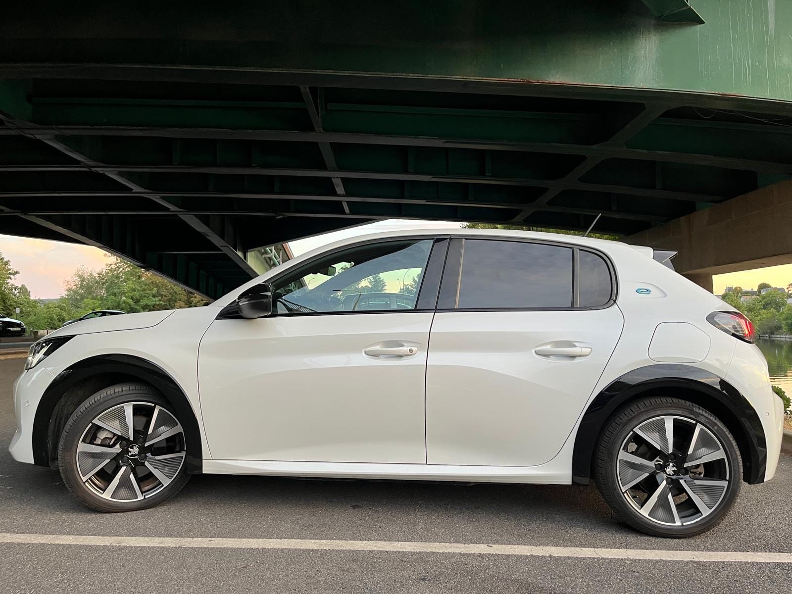 Peugeot 208 électrique - GT avec Climatisation