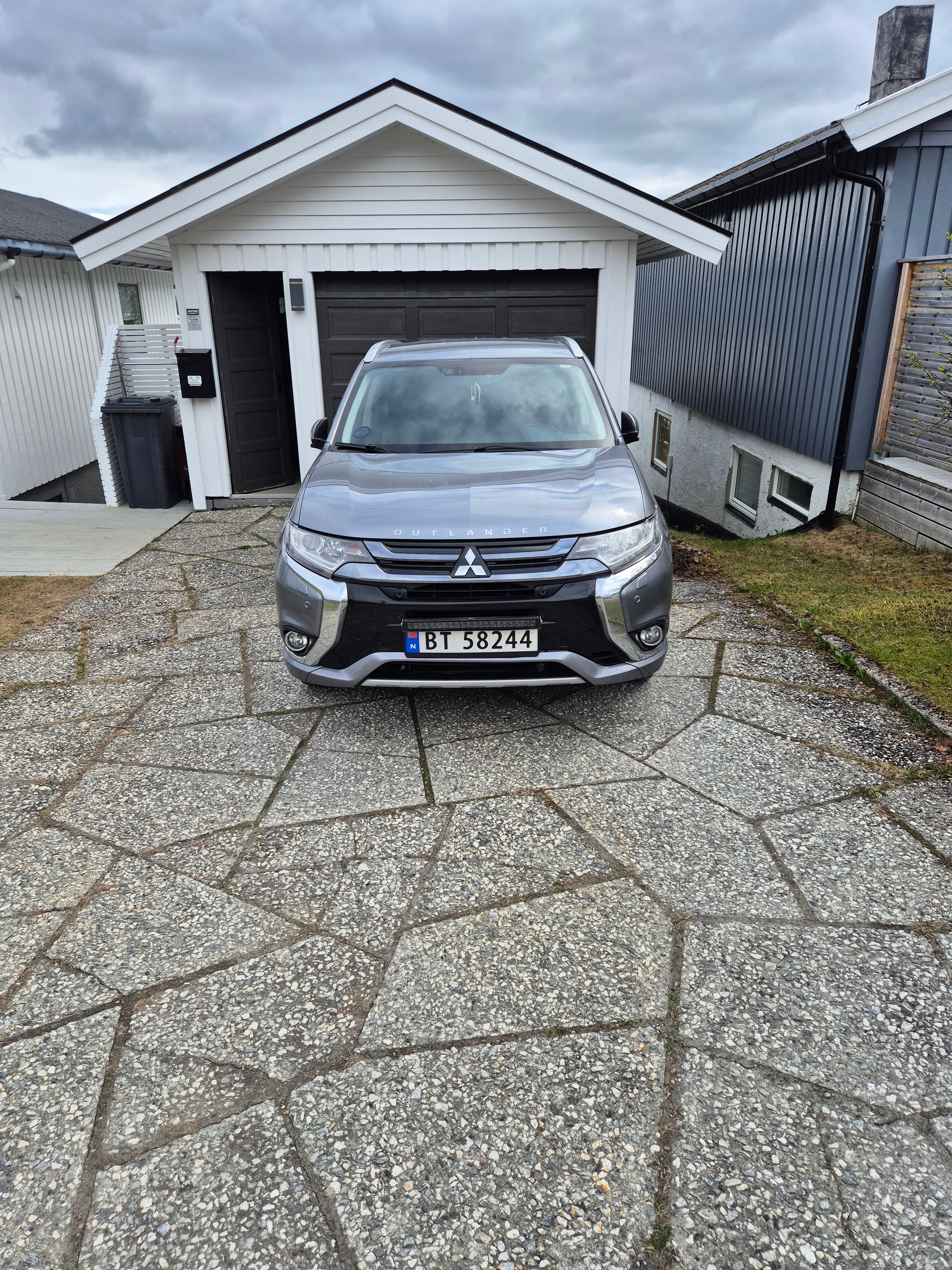 Mitsubishi Outlander Hybrid, 2017, Blyfri 95 / Elektrisk (hybrid), automatisk