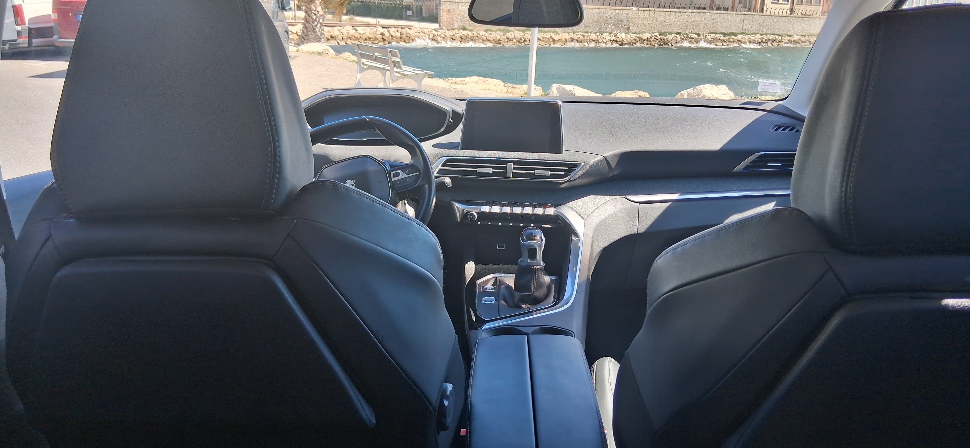 Peugeot 5008 avec GPS