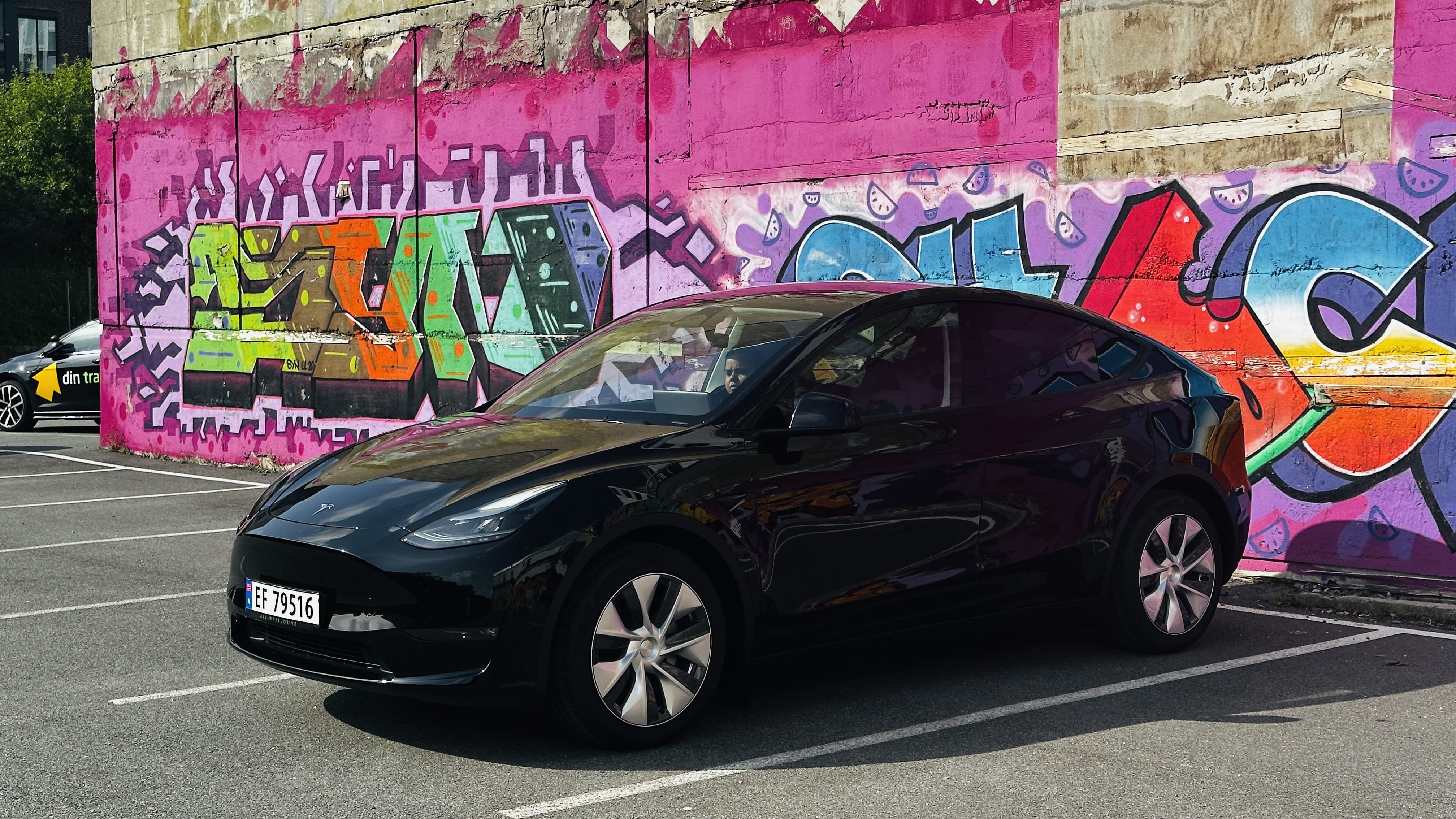 Tesla Model Y med GPS
