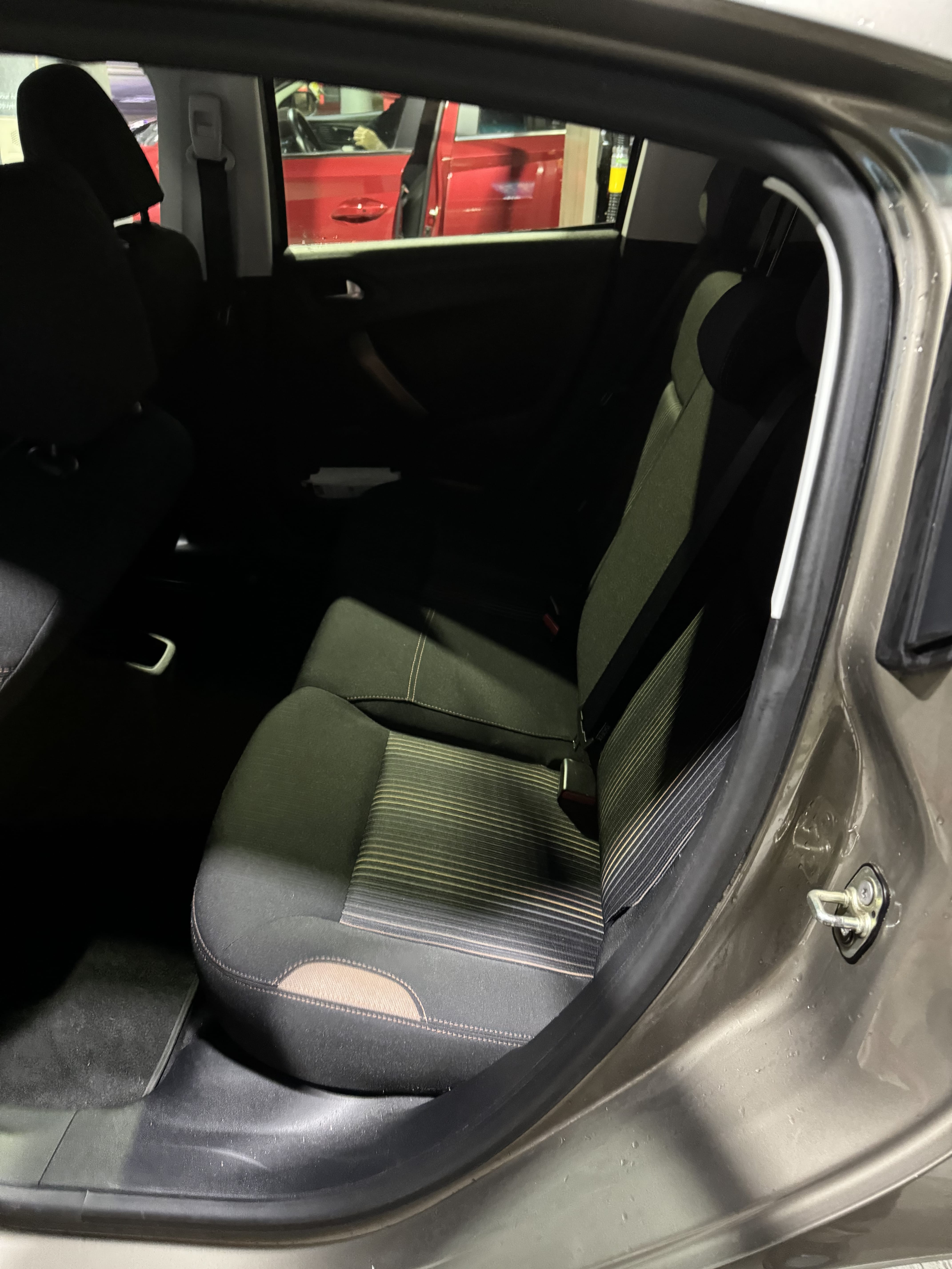Peugeot 208 avec Siège bébé