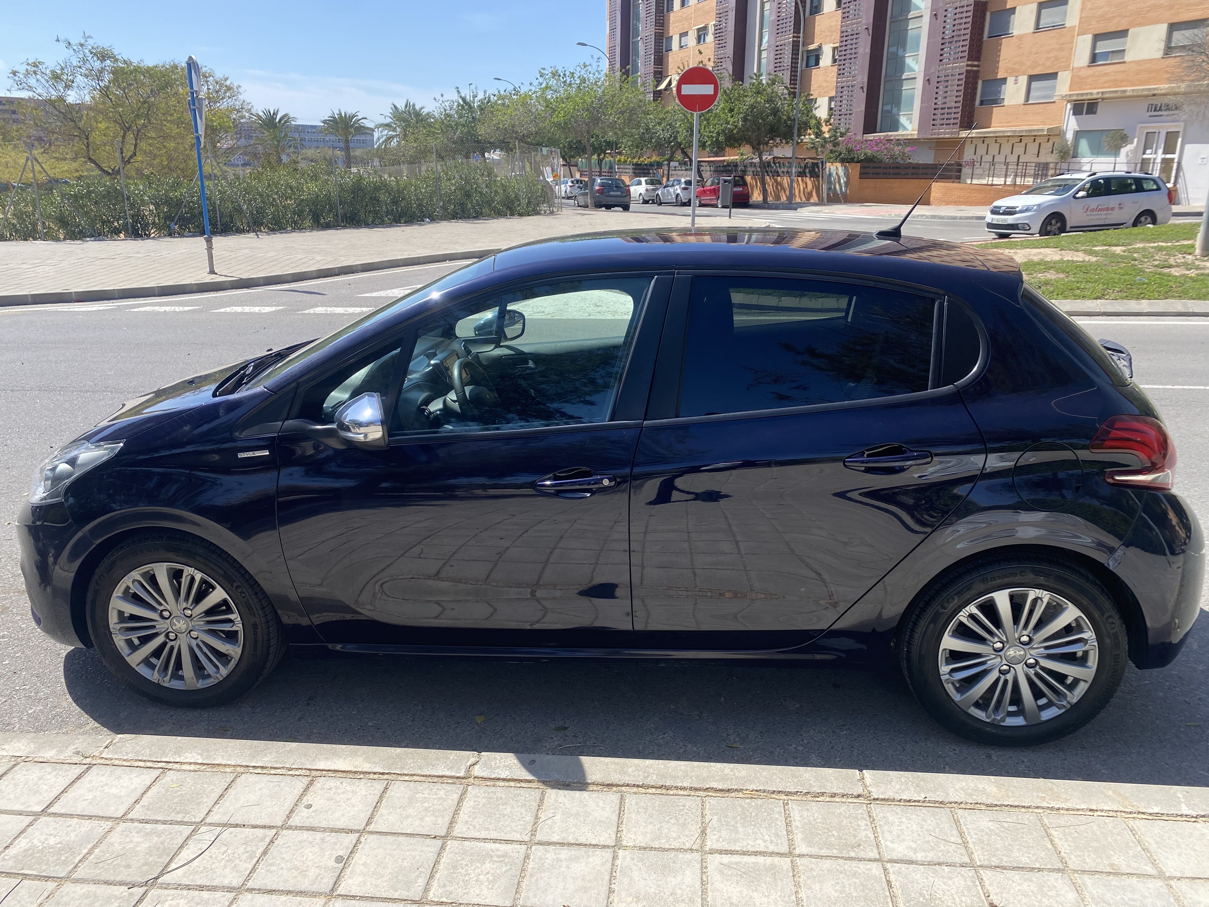Peugeot 208 con Aire acondicionado
