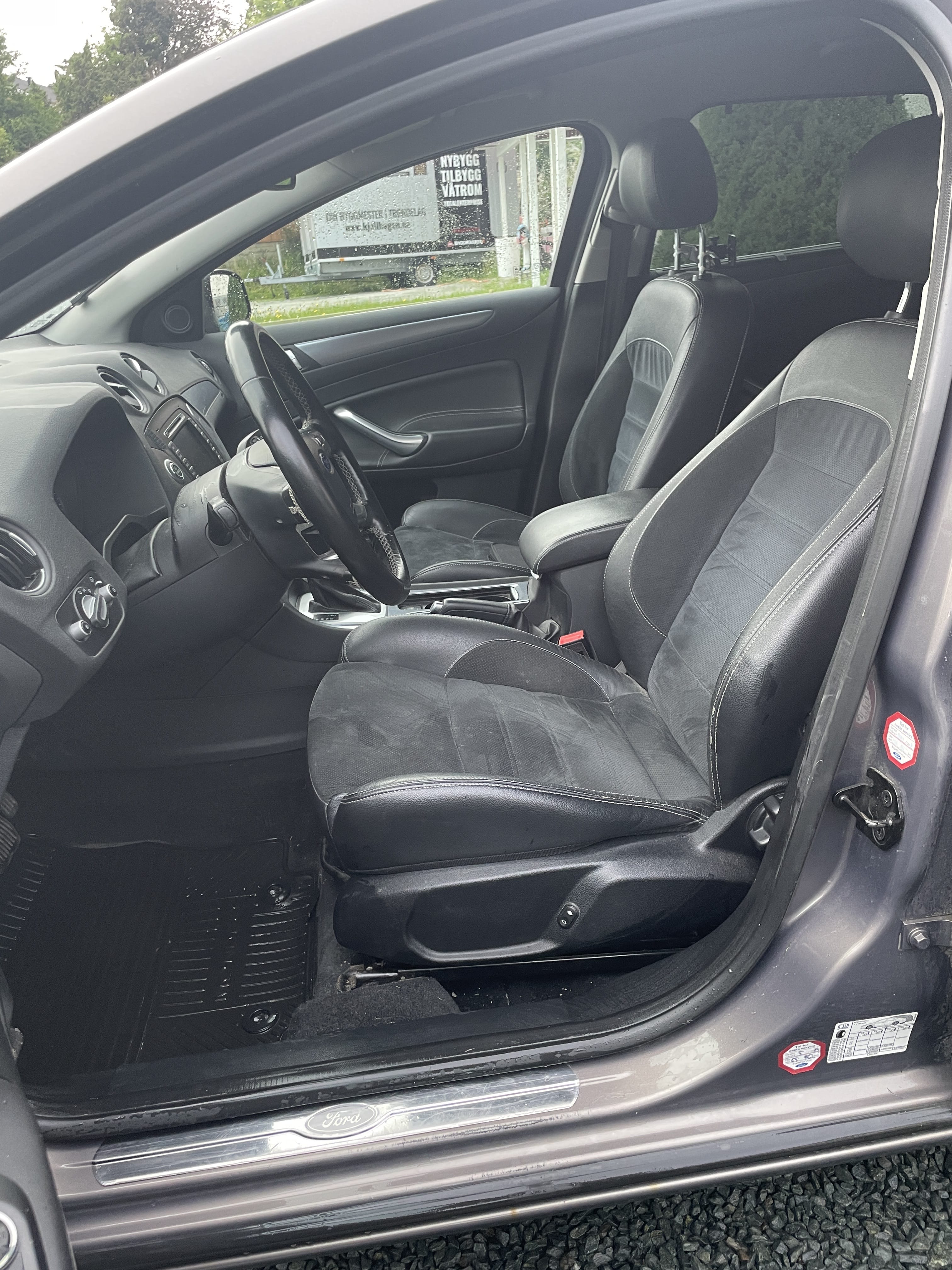 Ford Mondeo SW Automatic transmission,roof cargo box with Bluetooth audio
