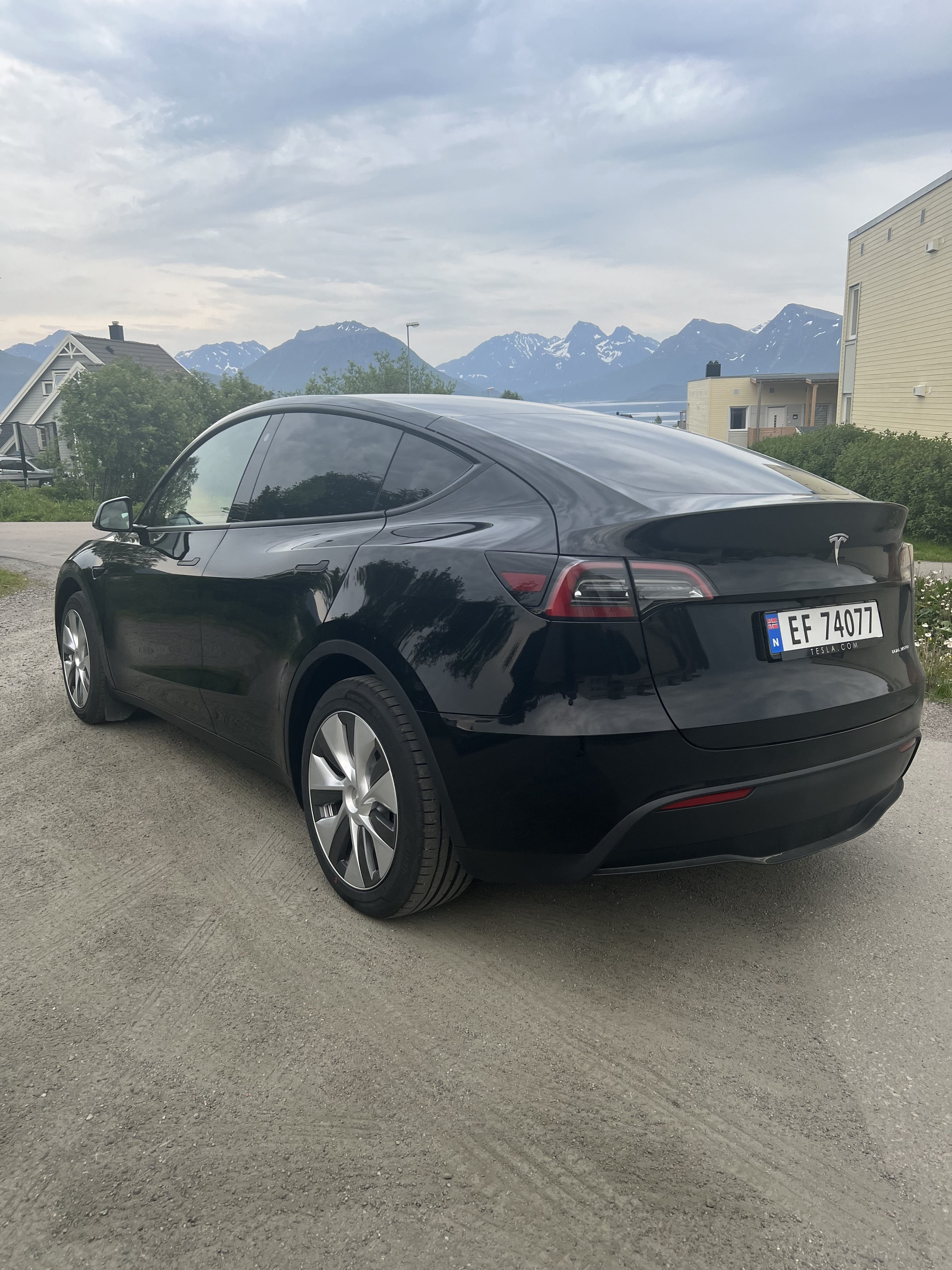 Tesla Model Y med GPS