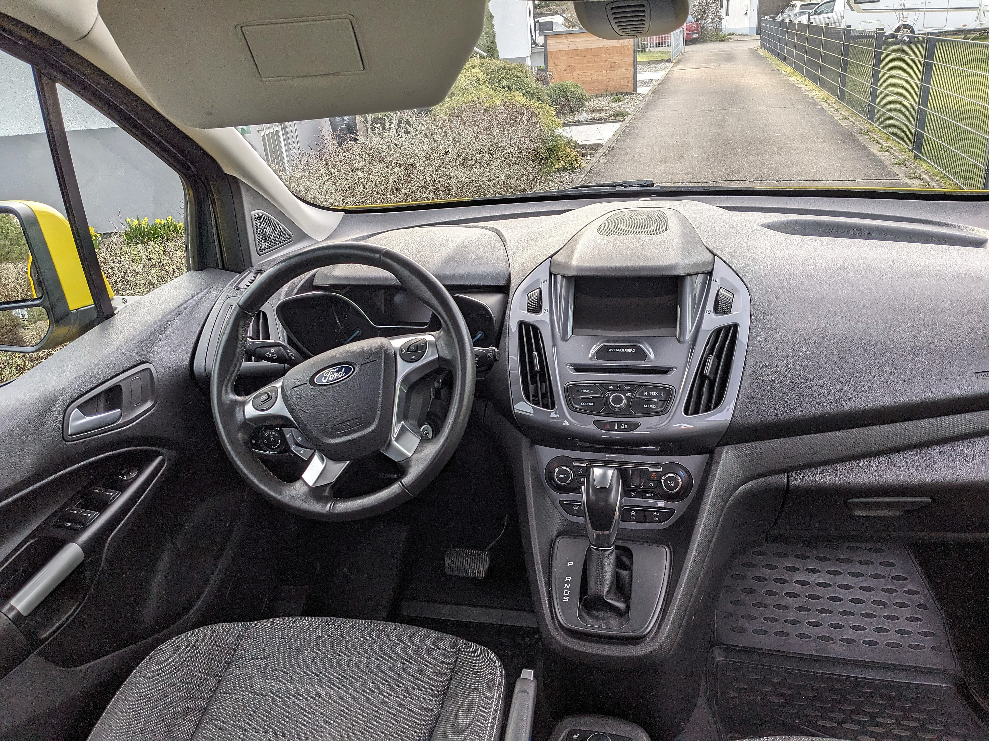 Ford Grand Tourneo Connect Utilitaire mit Navigationsgerät