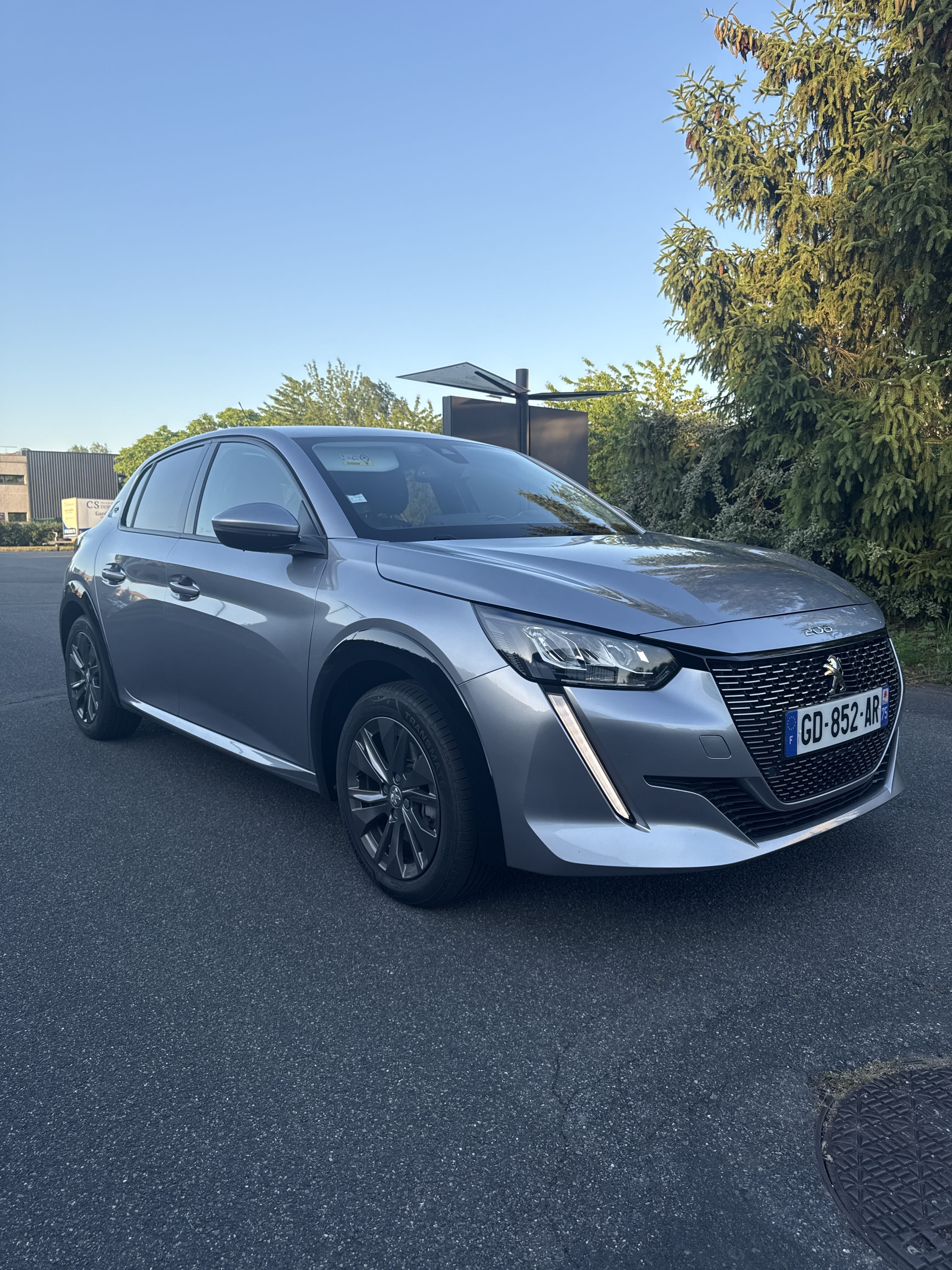 Peugeot e-208 Allure (100% électrique) mit Apple CarPlay