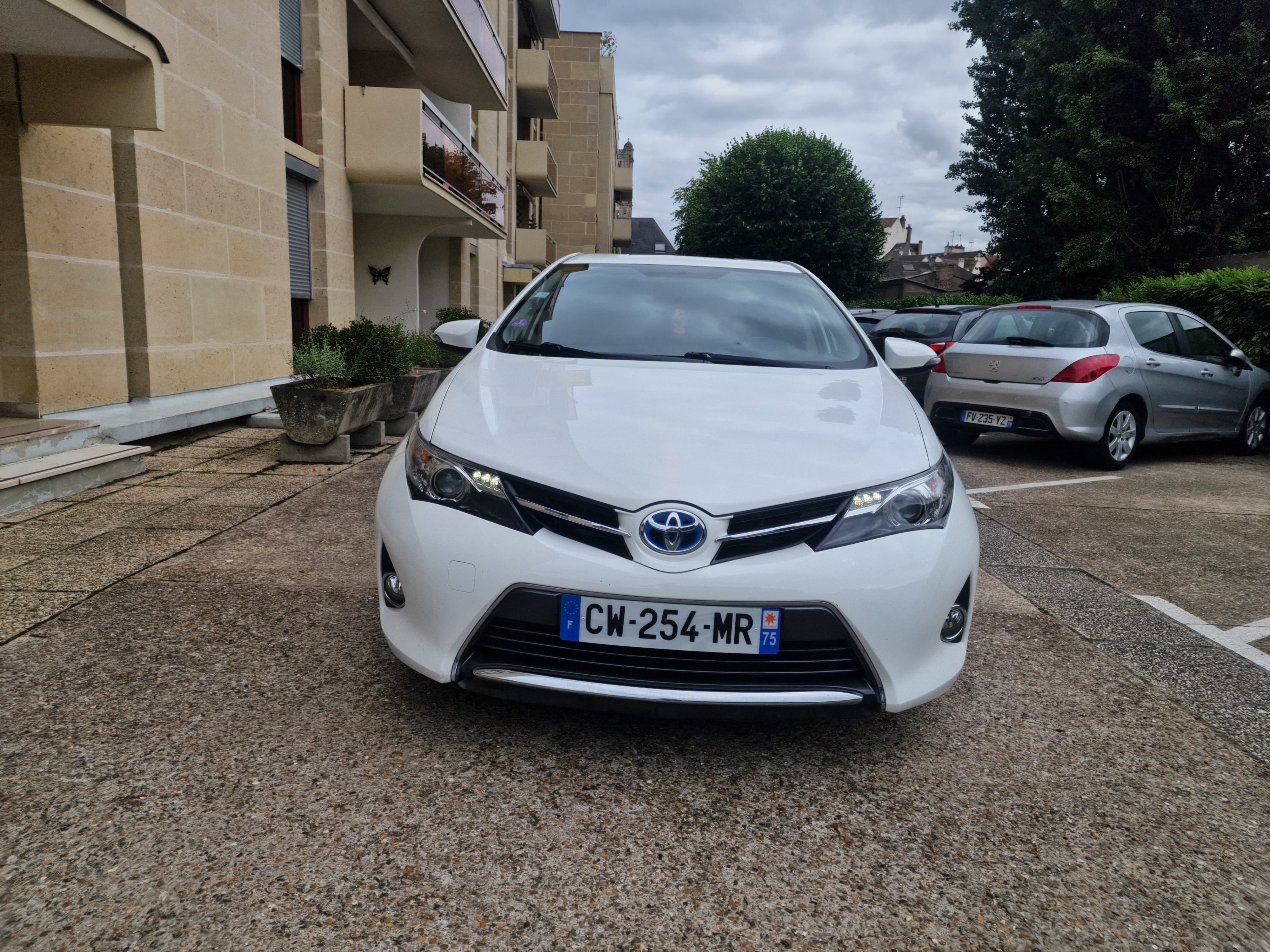 Toyota Auris, 2013, Essence 98 / Électrique (hybride), automatique