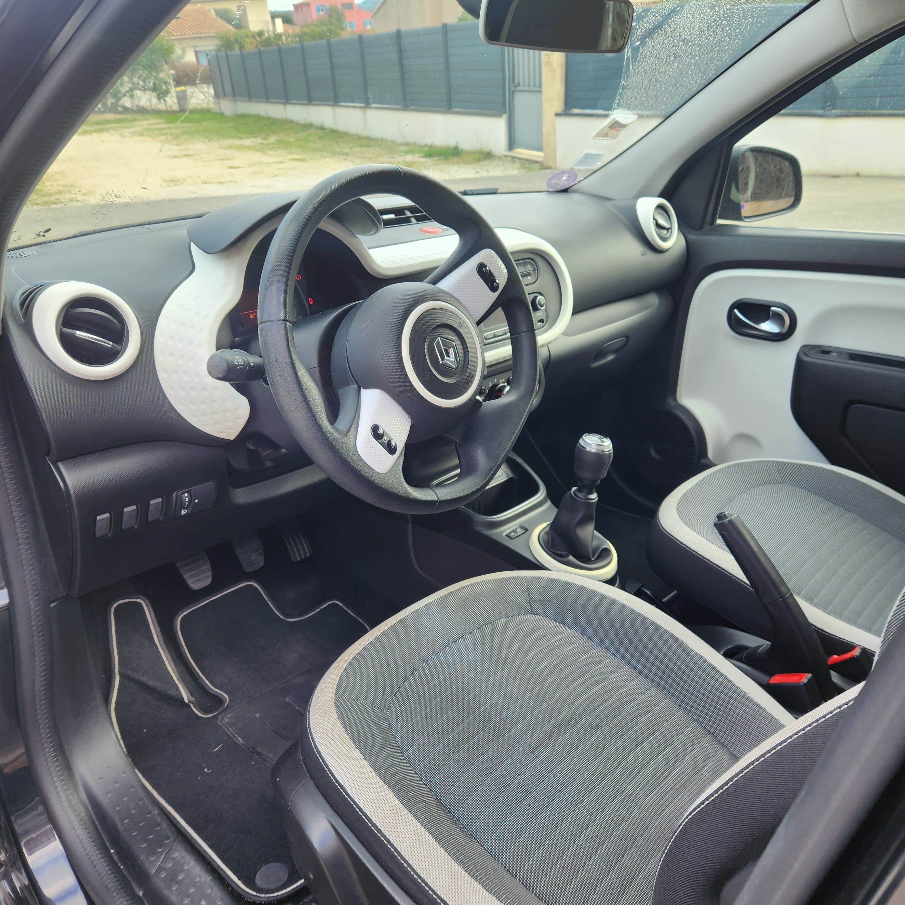 Renault Twingo III Phase 2 - 75 cv Noire avec Siège bébé