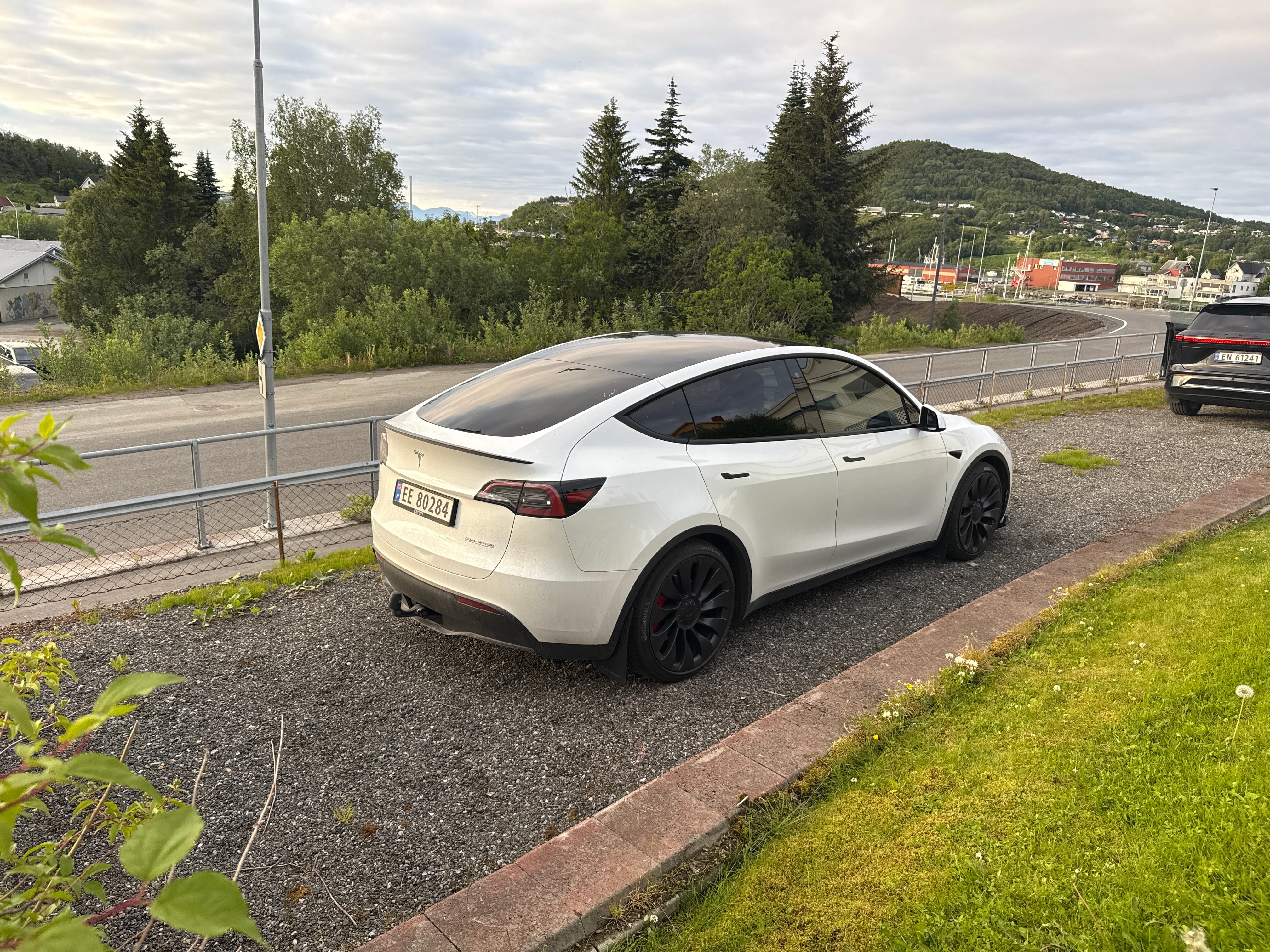 Tesla Model Y Performance med GPS