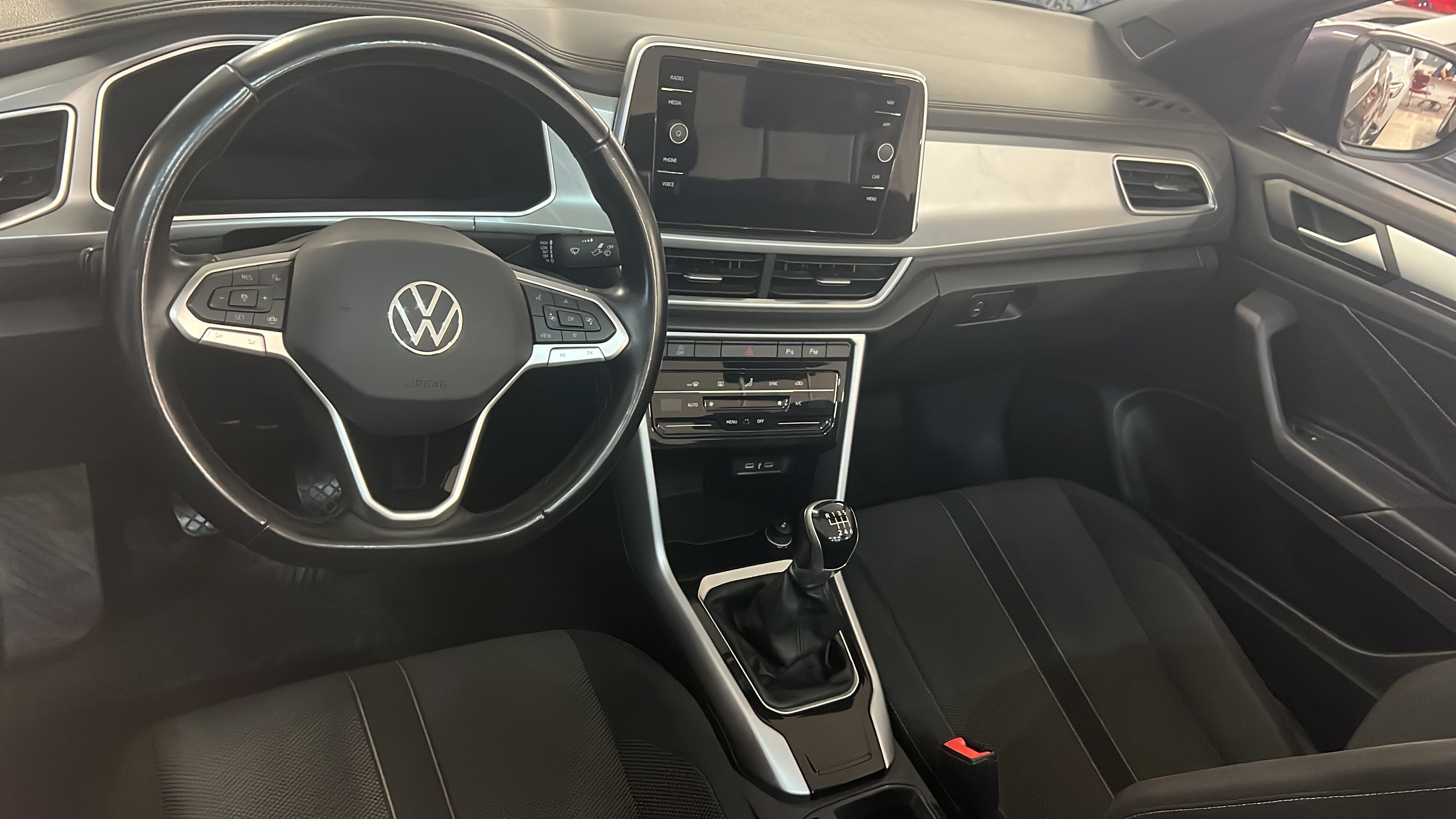 Volkswagen T-Roc Cabriolet mit Navigationsgerät