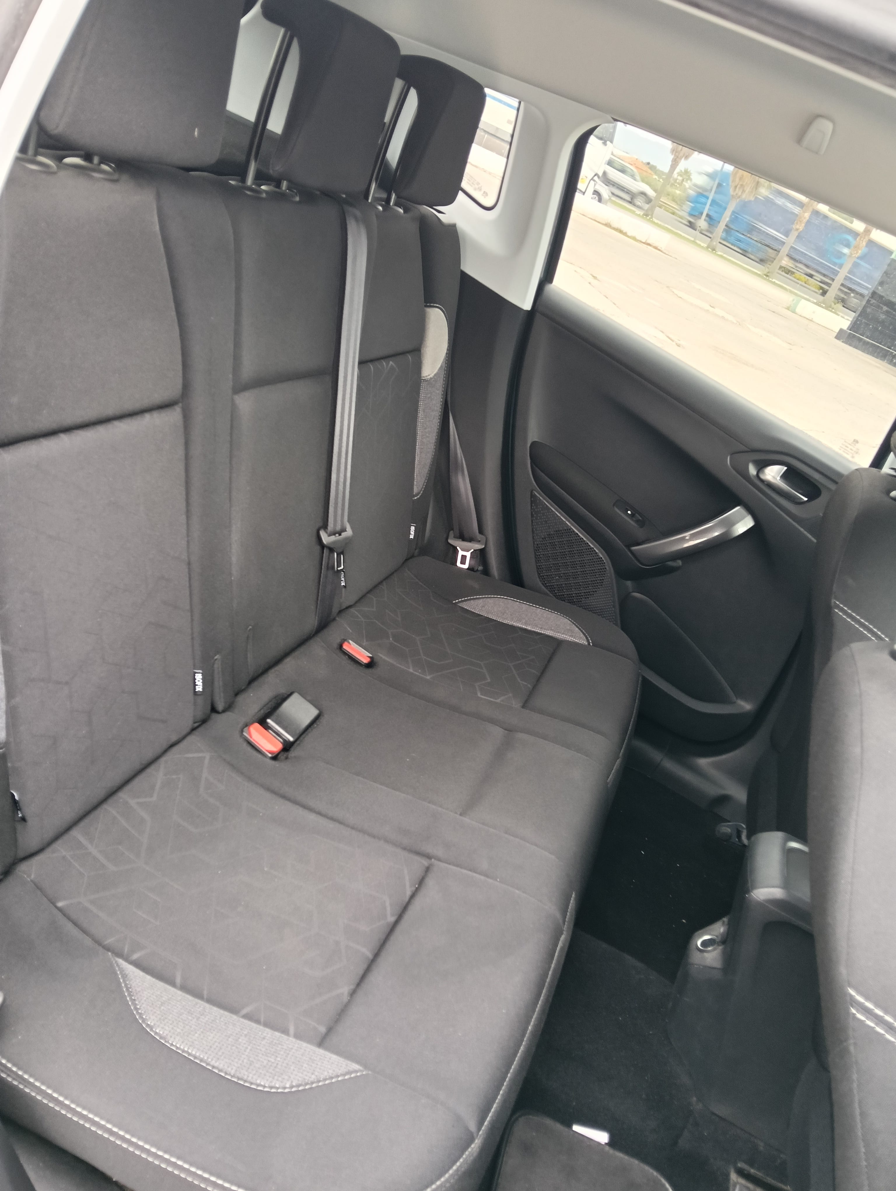 Peugeot 2008 1.2 gasolina 110 cv con Radio 