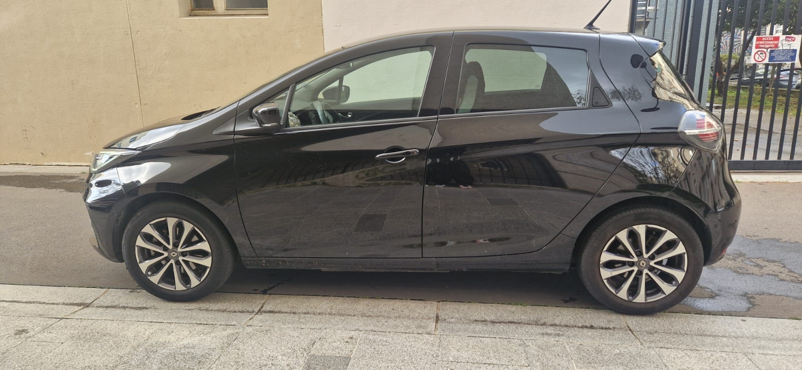 Renault ZOE TOUTE OPTION 52 kWh – 100 % électrique, stationnement gratuit avec Climatisation